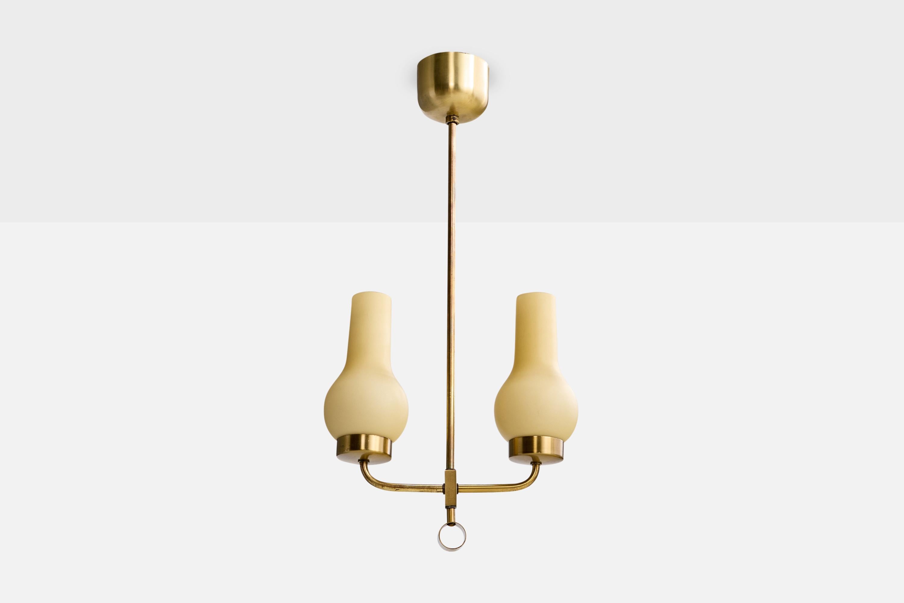 Lustre en laiton et verre opalin beige conçu et produit au Danemark, C.C.

Présence d'oxydation sur le laiton

Usure correspondant à l'âge et à l'usage.

Dimensions globales (pouces) : 23.75 