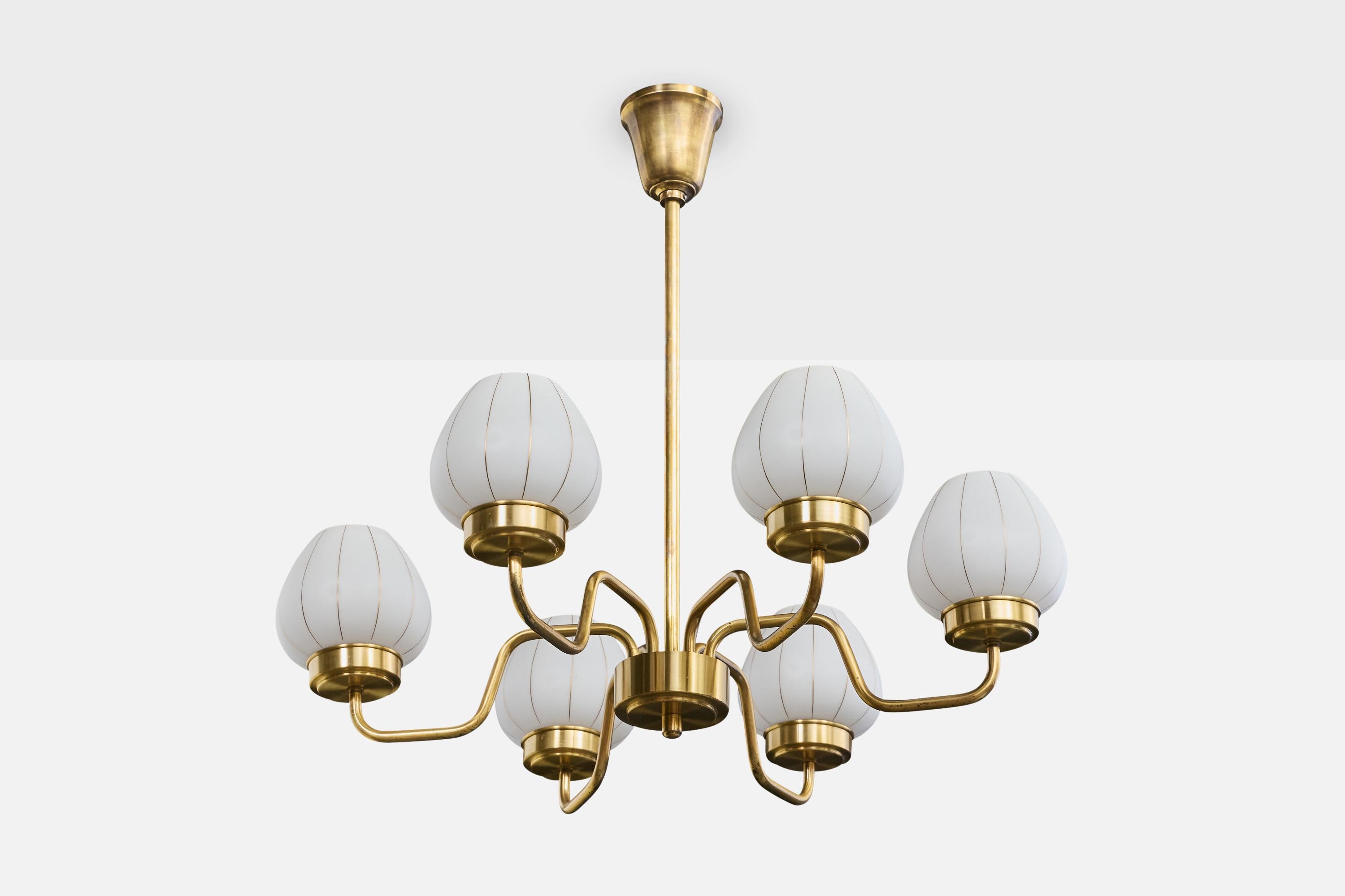Lampadario in ottone e vetro opalino dorato progettato e prodotto in Danimarca, anni '50 circa.

Dimensioni complessive (pollici): 22.0 