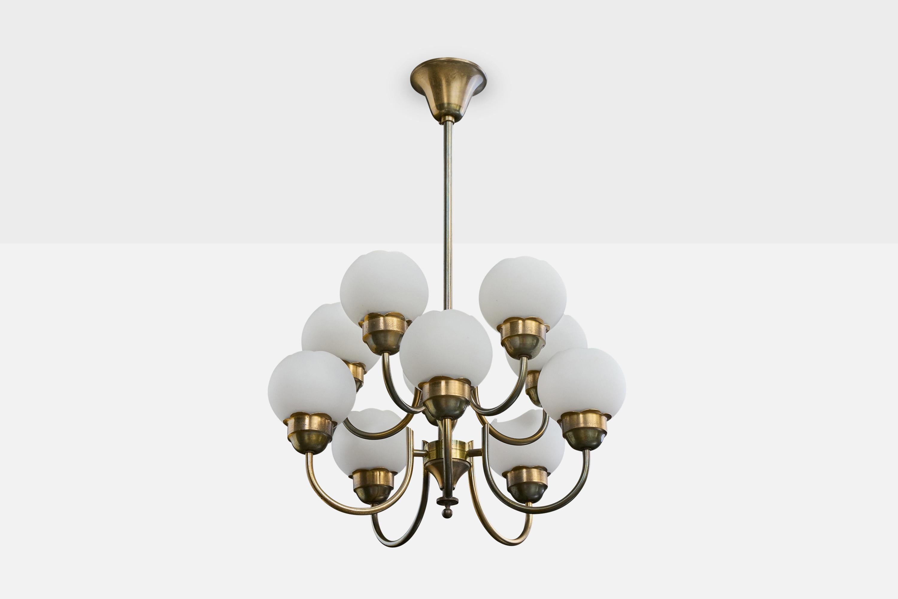 Lampadario in ottone e vetro opalino bianco progettato e prodotto in Danimarca, anni '1950 circa.

Dimensioni complessive (pollici): 26.0 