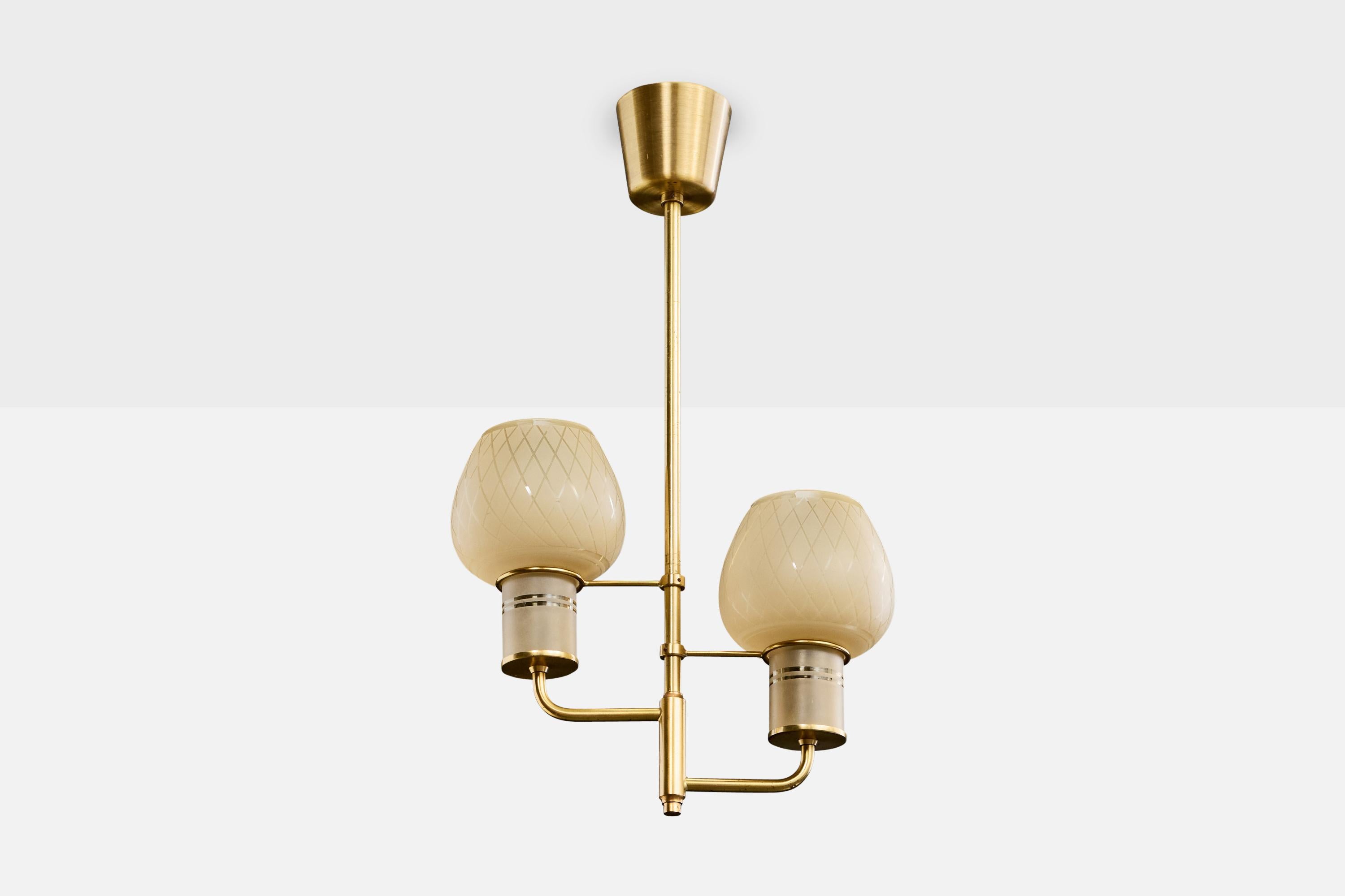 Lampadario in ottone e vetro beige acidato progettato e prodotto in Danimarca, anni '50 circa.

Dimensioni complessive (pollici): 23.75 