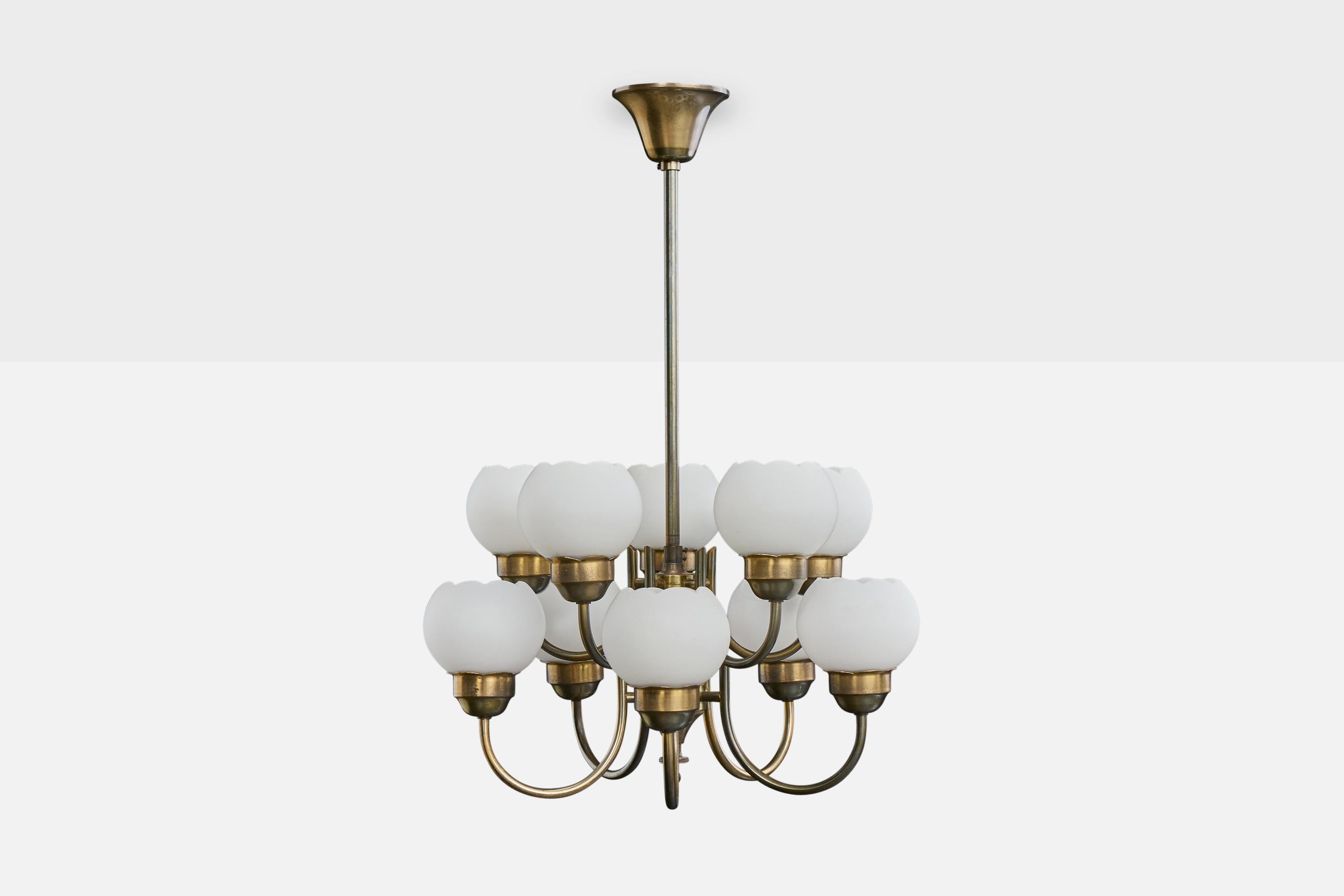 Mid-Century moderno Designer danese, lampadario, ottone, vetro, Danimarca, anni '1950 in vendita