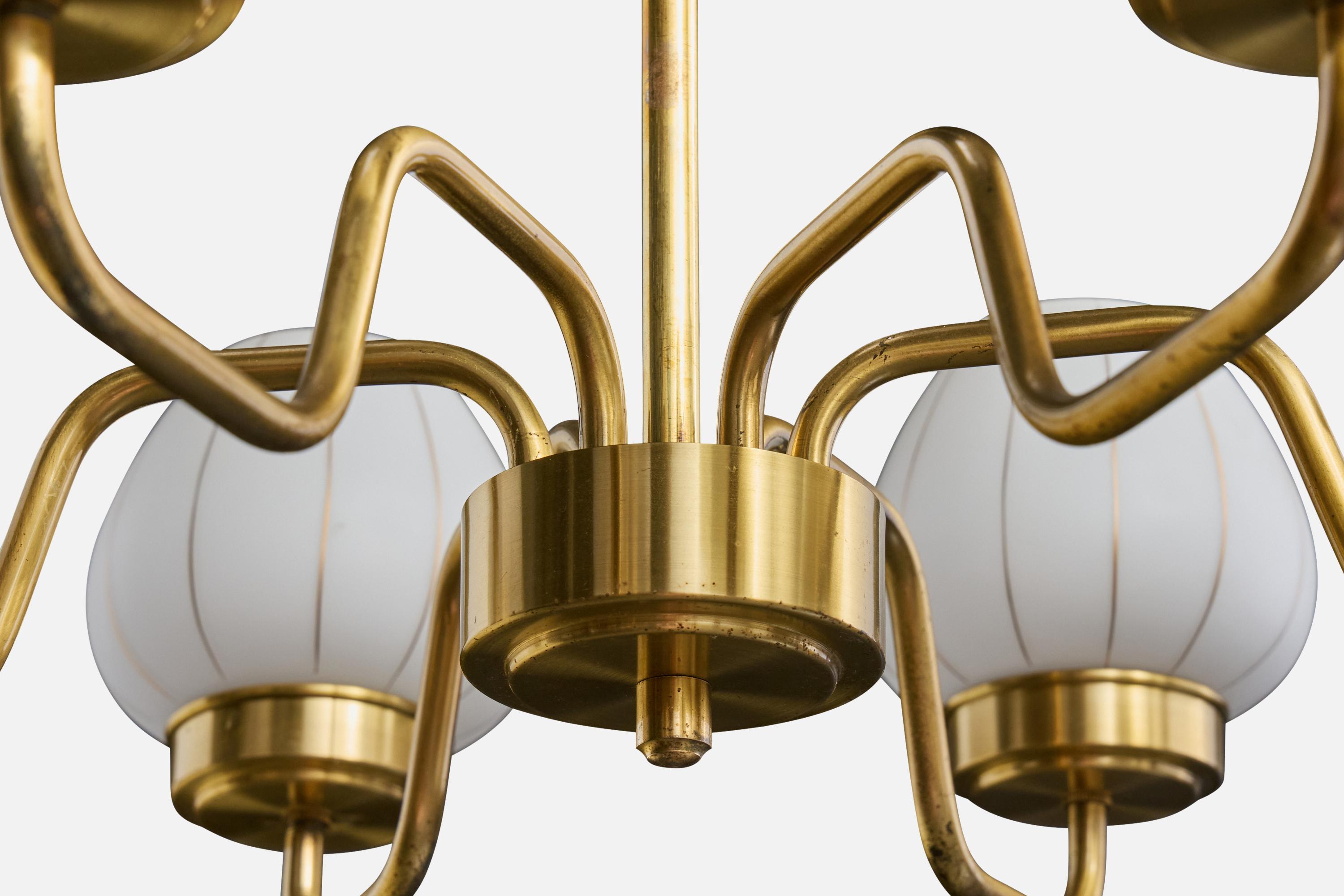 Metà XX secolo Designer danese, lampadario, ottone, vetro, Danimarca, anni '1950 in vendita