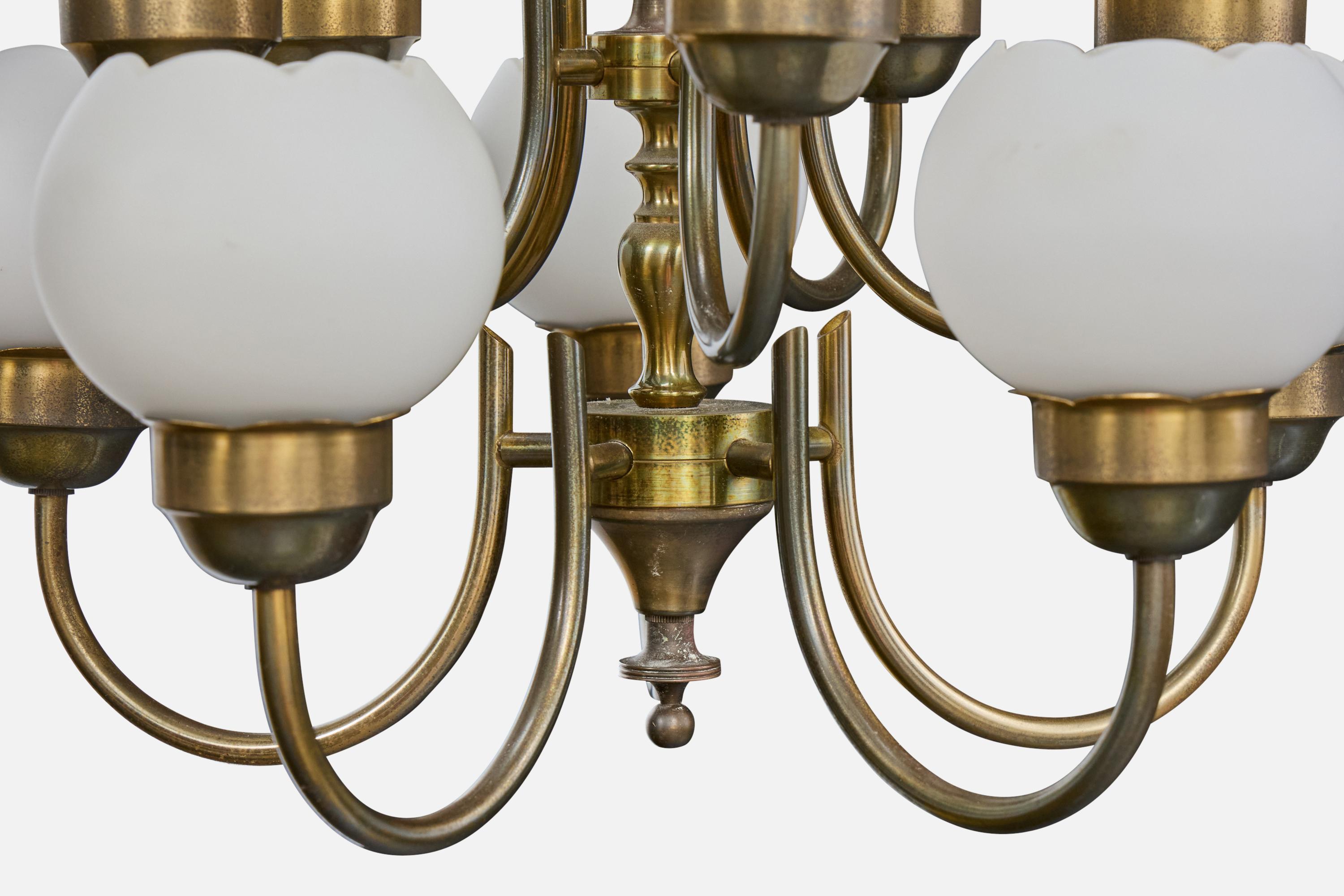 Metà XX secolo Designer danese, lampadario, ottone, vetro, Danimarca, anni '1950 in vendita
