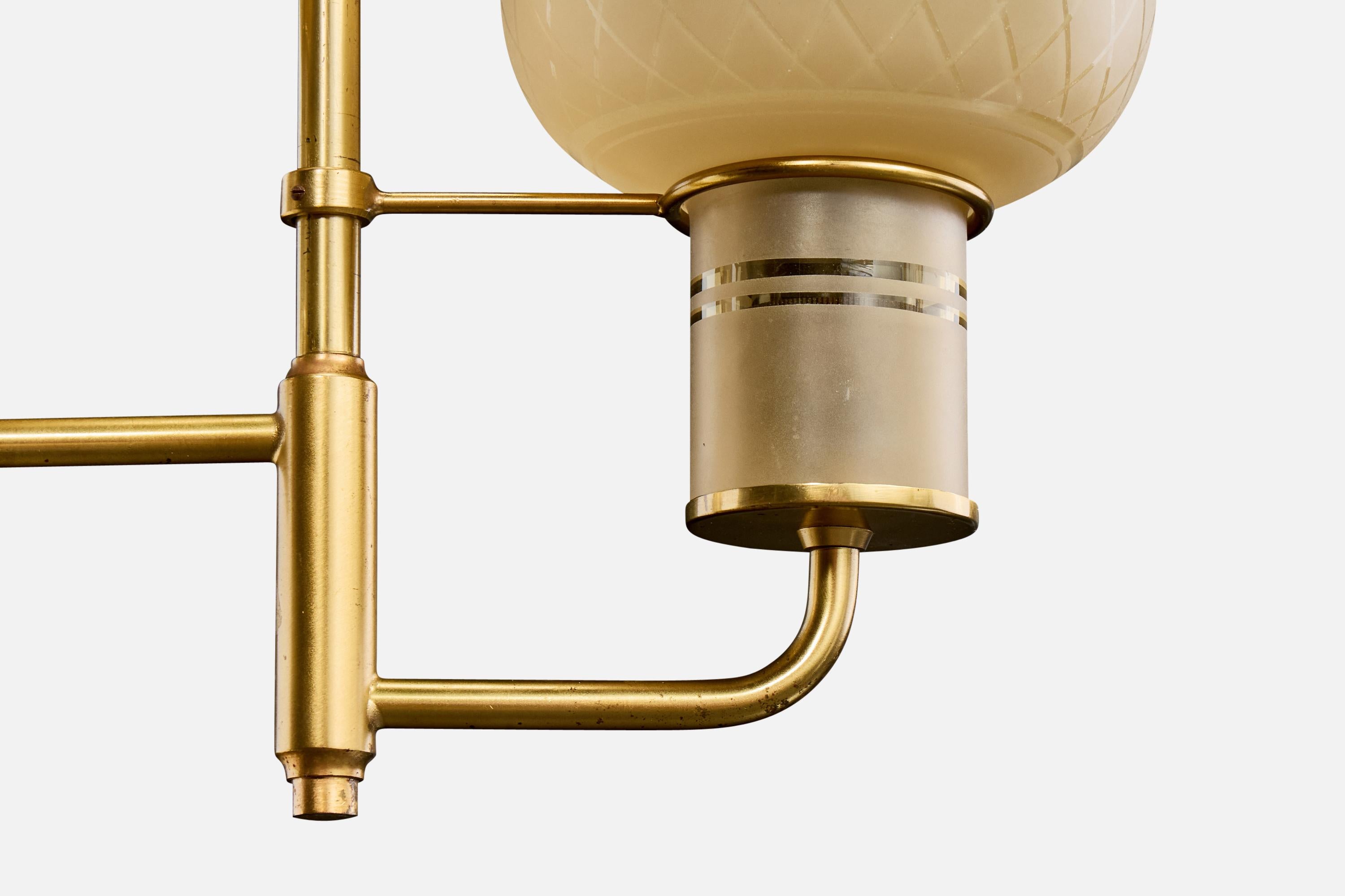 Metà XX secolo Designer danese, lampadario, ottone, vetro, Danimarca, anni '1950 in vendita