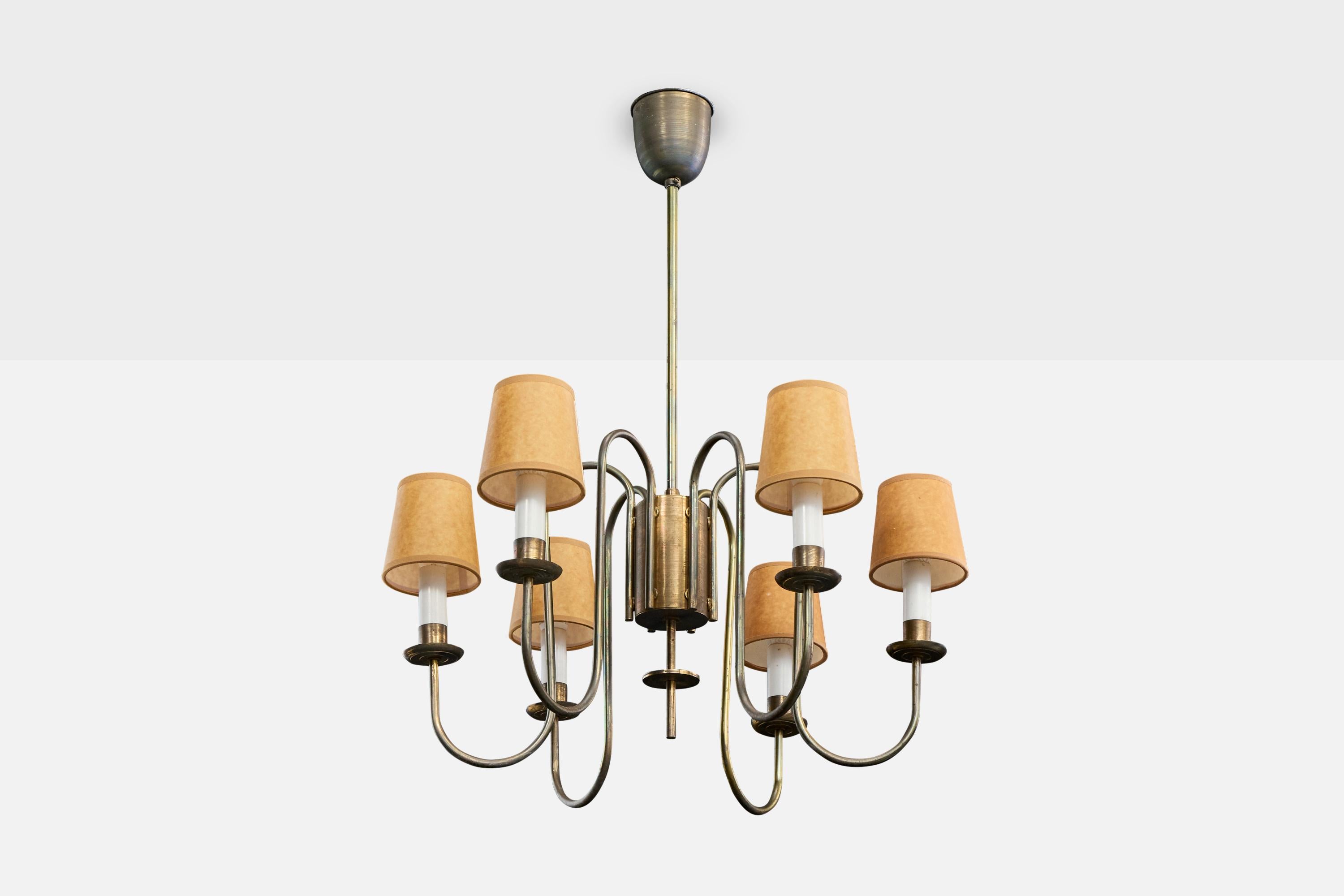 Un lampadario in ottone, plastica bianca e carta pergamena marrone probabilmente progettato e prodotto in Danimarca, negli anni '50 circa.

Dimensioni complessive (pollici): 31,0 