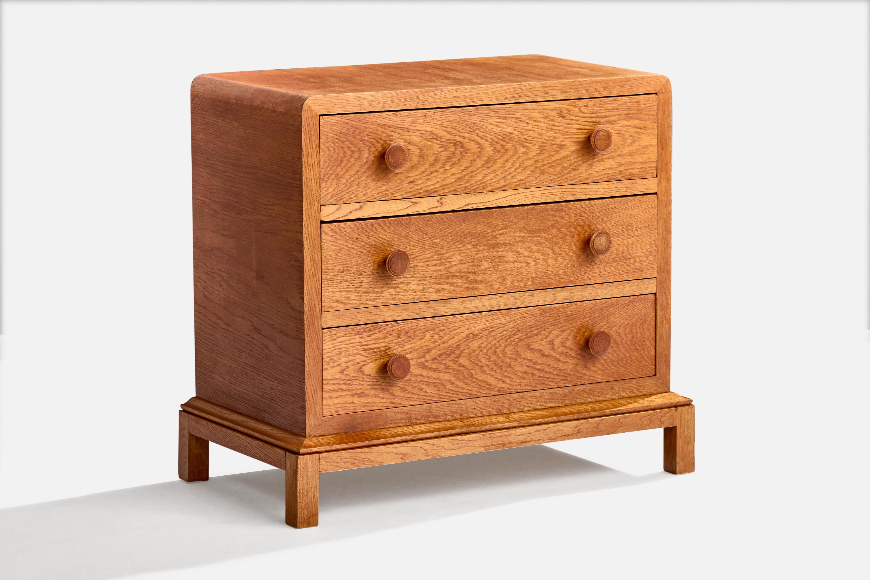 An oak chest of drawers produced by Pindex, Denmark, c. 1940s.

Overall Dimensions (inches): 27.75