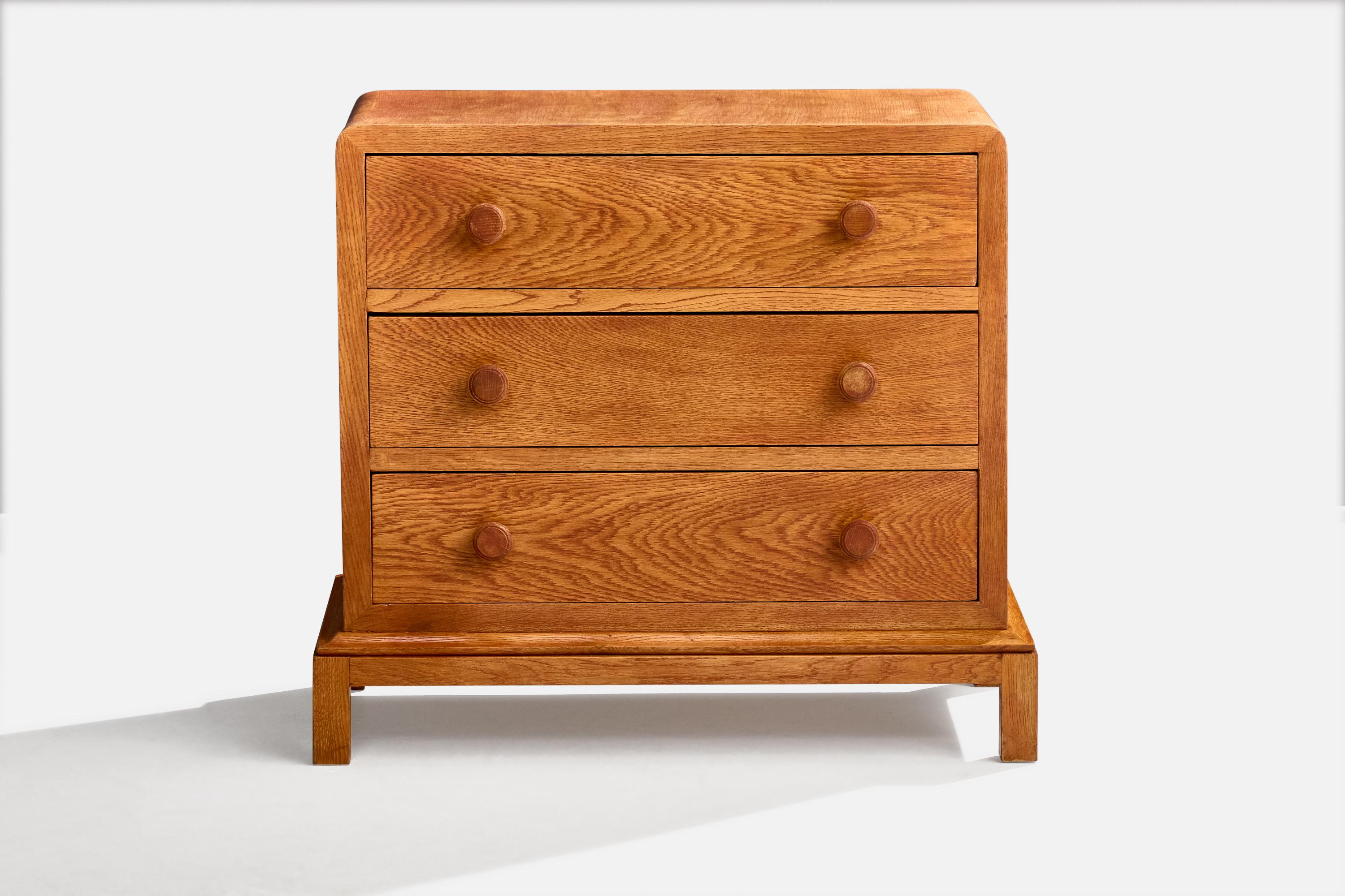 Danish Designer, Chest of Drawers, Oak, Denmark, 1940s In Good Condition For Sale In High Point, NC