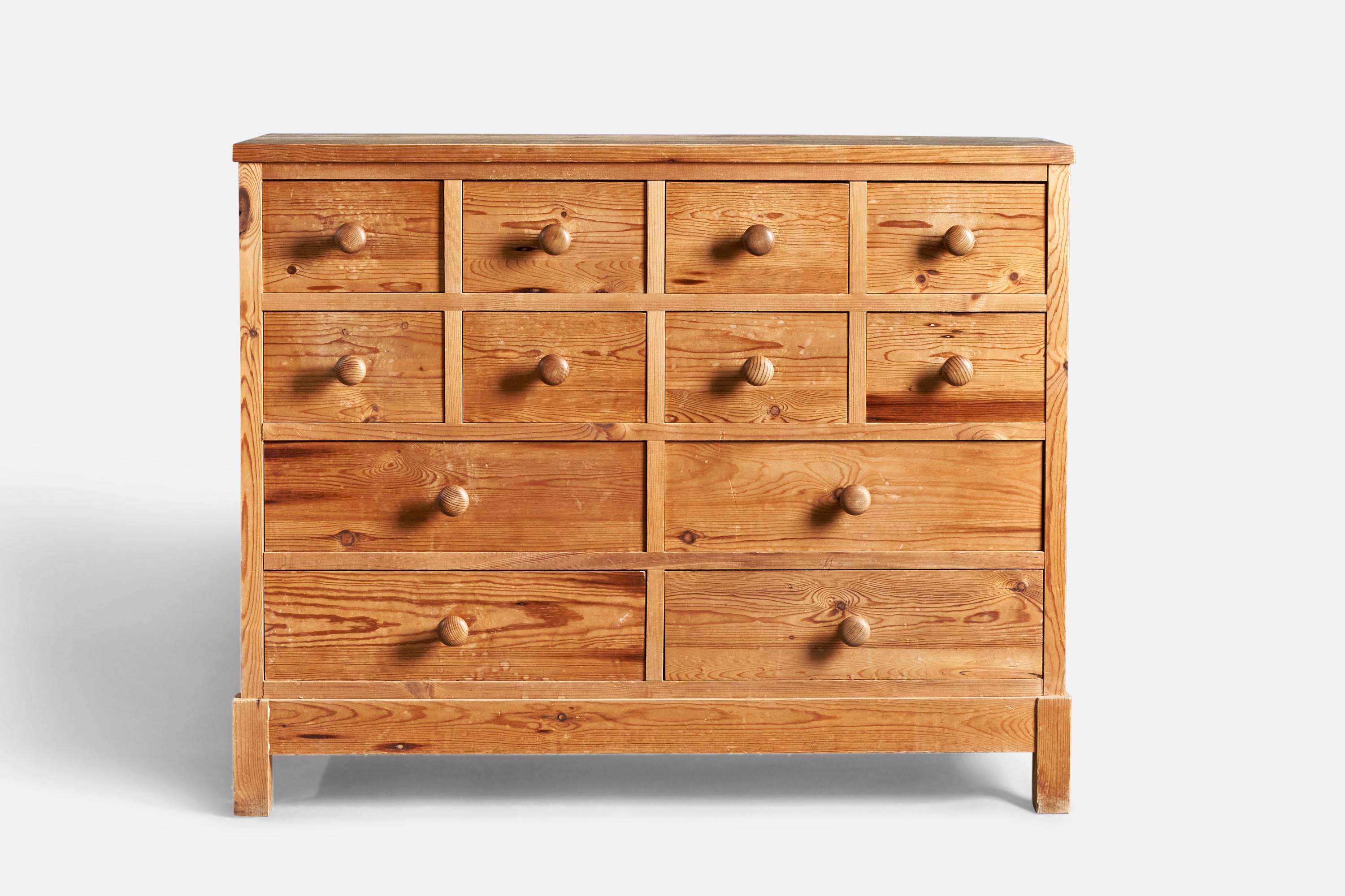 Dänische Designerin, Kommode aus Kiefernholz, Dänemark, ca. 1960er Jahre (Moderne der Mitte des Jahrhunderts) im Angebot