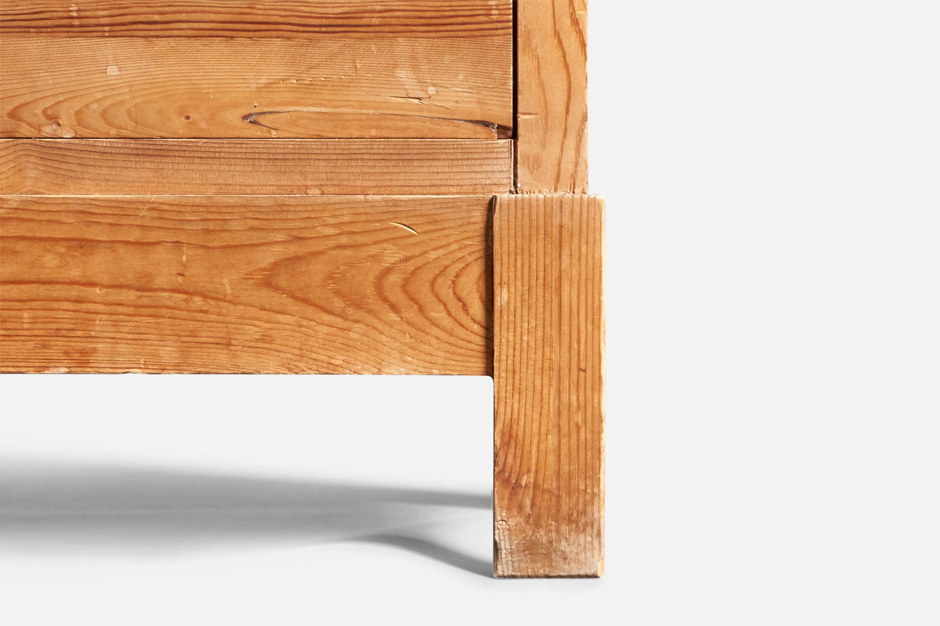 Dänische Designerin, Kommode aus Kiefernholz, Dänemark, ca. 1960er Jahre im Angebot 1