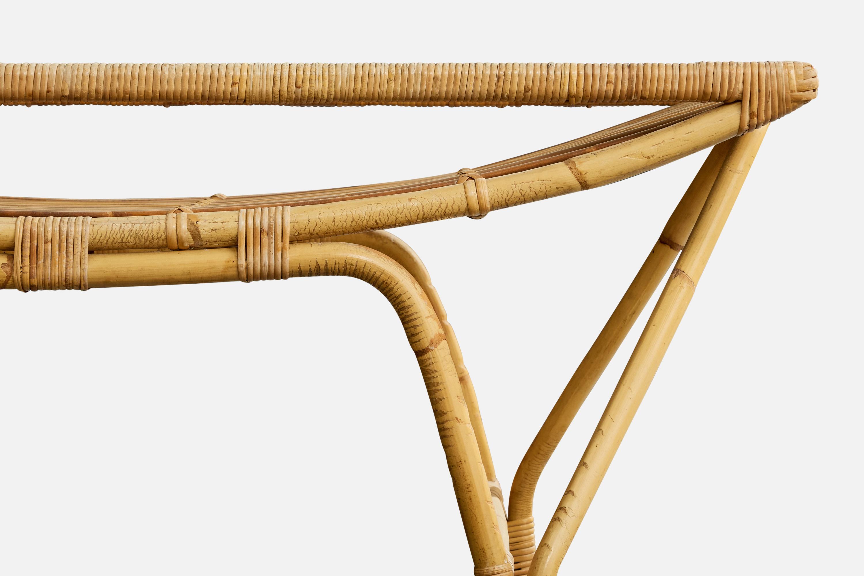 Danish Designer, Coffee Table, Bamboo, Rattan, Glass, Denmark, 1950s en Bastante bueno estado para la venta en High Point, NC