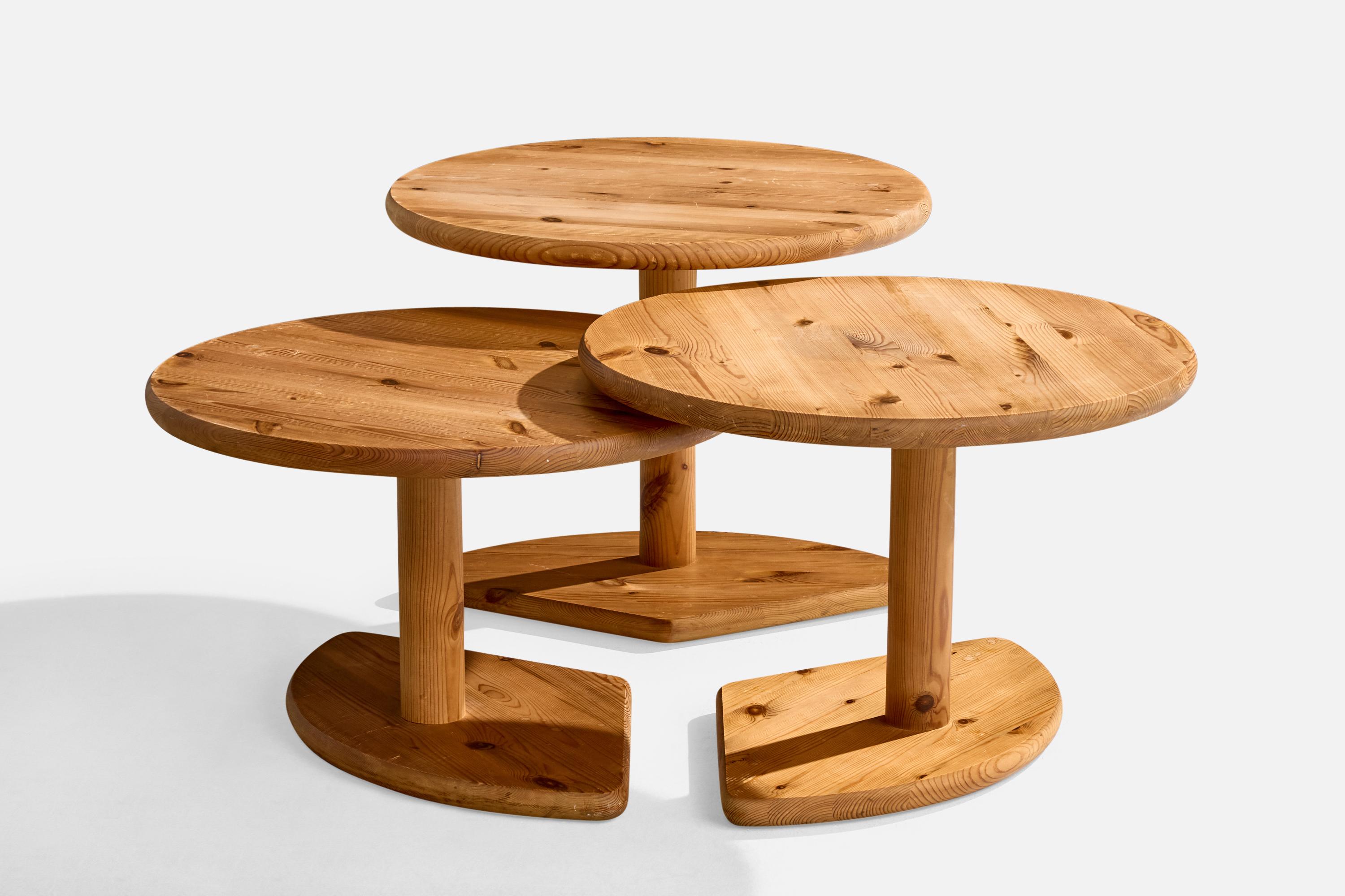 Mesa de centro nido o juego de tres mesas auxiliares de pino, diseñado y fabricado en Dinamarca, c. 1970.

Marcas de agua presentes en la madera

Desgaste de la madera acorde con la edad y el uso

Dimensiones de la Mesa Alta (pulgadas): 19,5