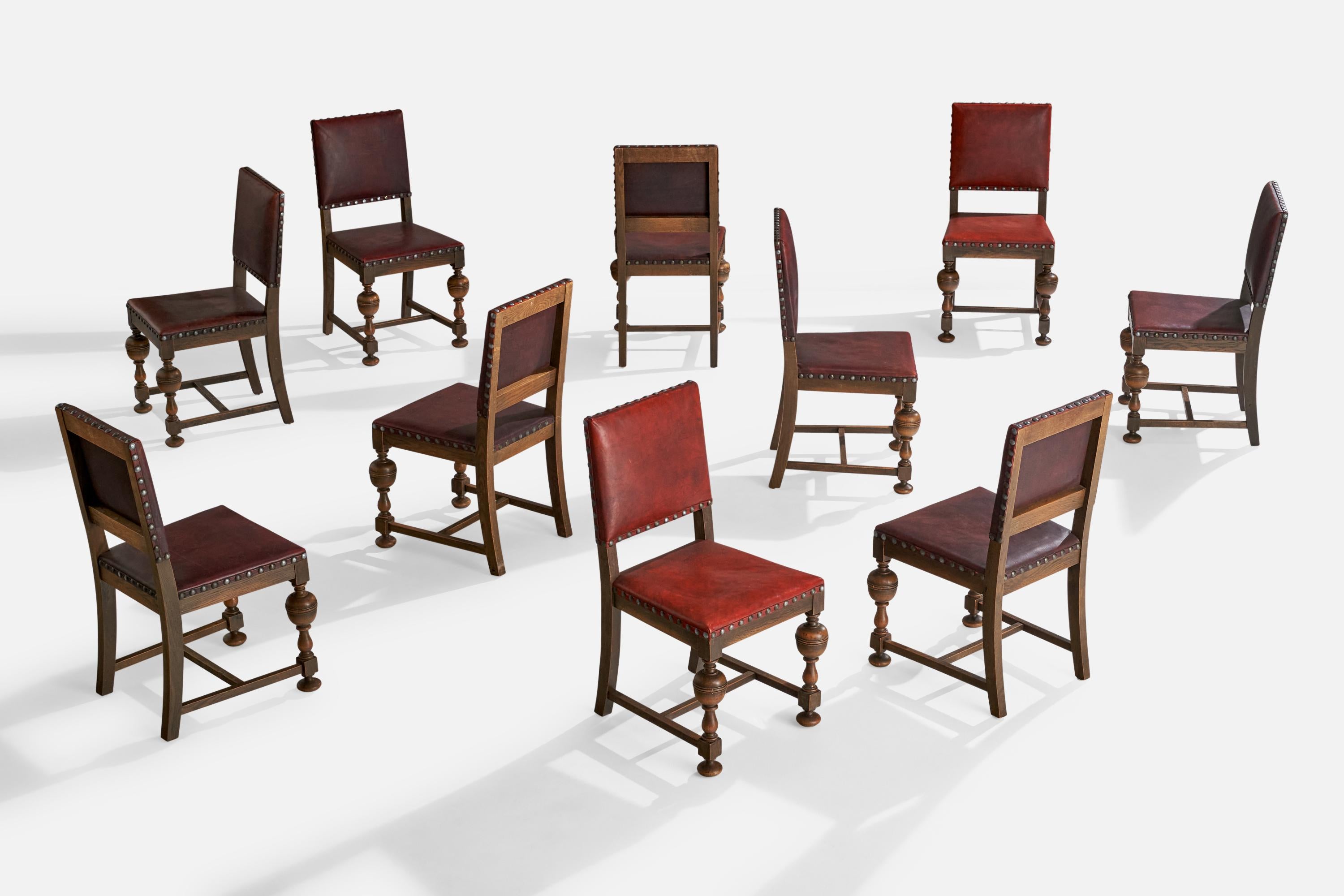 Un set di dieci sedie da pranzo in Oak, chiodi di metallo e pelle disegnate e prodotte in Danimarca, anni '60 circa.

Dimensioni: 36