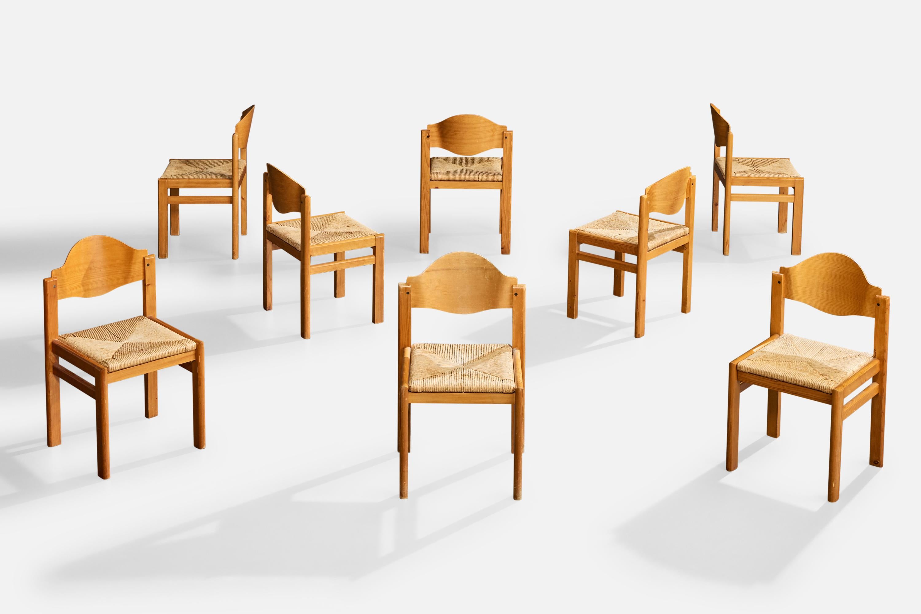 Un set di 8 sedie da sala da pranzo in pino e giunco probabilmente disegnate e prodotte in Danimarca, negli anni '70 circa.

La cornice in legno presenta aree di usura coerenti con l'età e l'uso. Perdita dell'impiallacciatura come illustrato.

Le