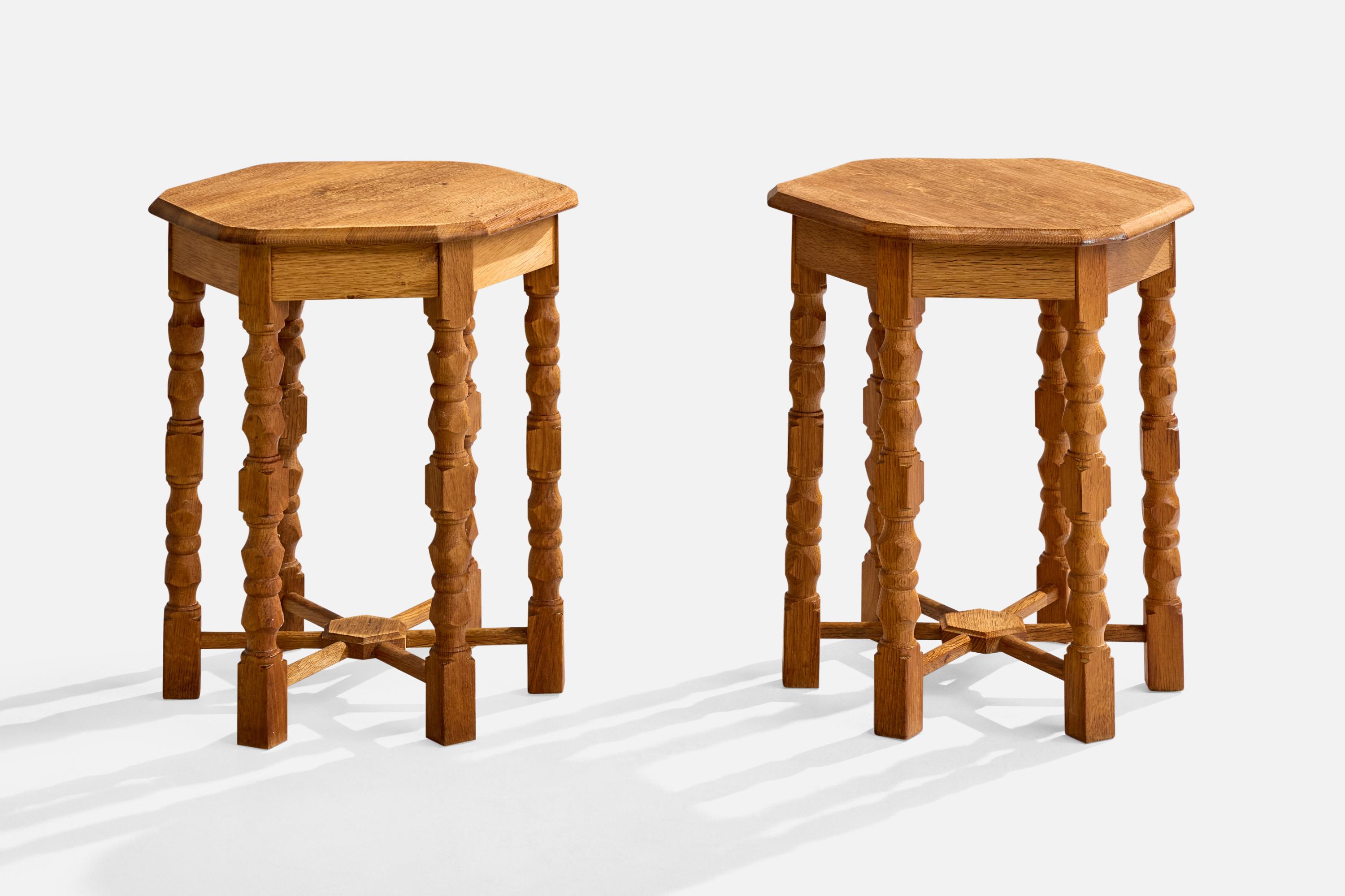 Coppia di tavolini in Oak progettati e prodotti in Danimarca, anni '60 circa.

Dimensioni complessive (pollici): 20,5 