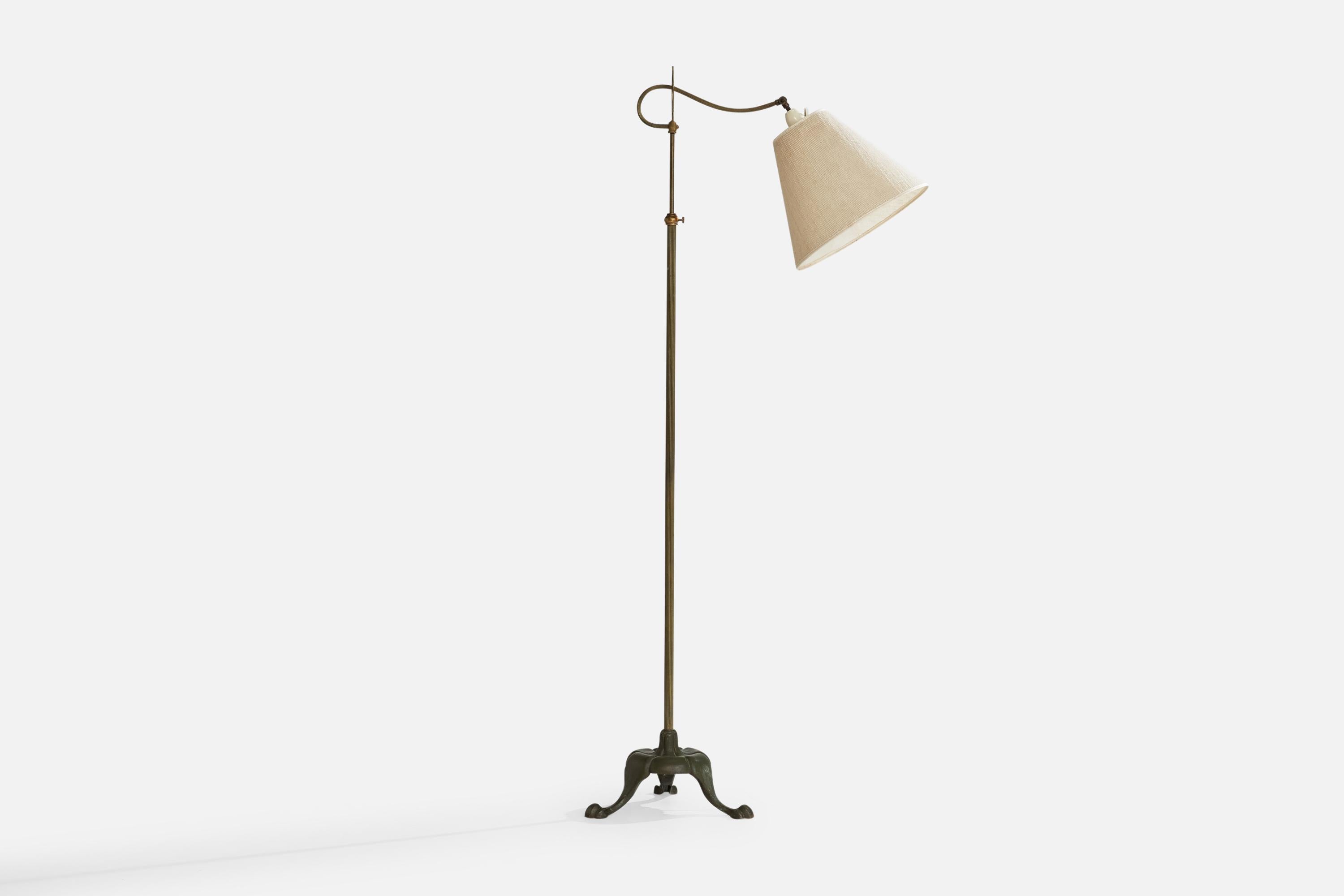Una lampada da terra regolabile in ottone, tessuto bianco crema e ghisa color bronzo, progettata e prodotta in Danimarca, negli anni '30 circa.

Dimensioni della lampada con paralume (pollici): 57