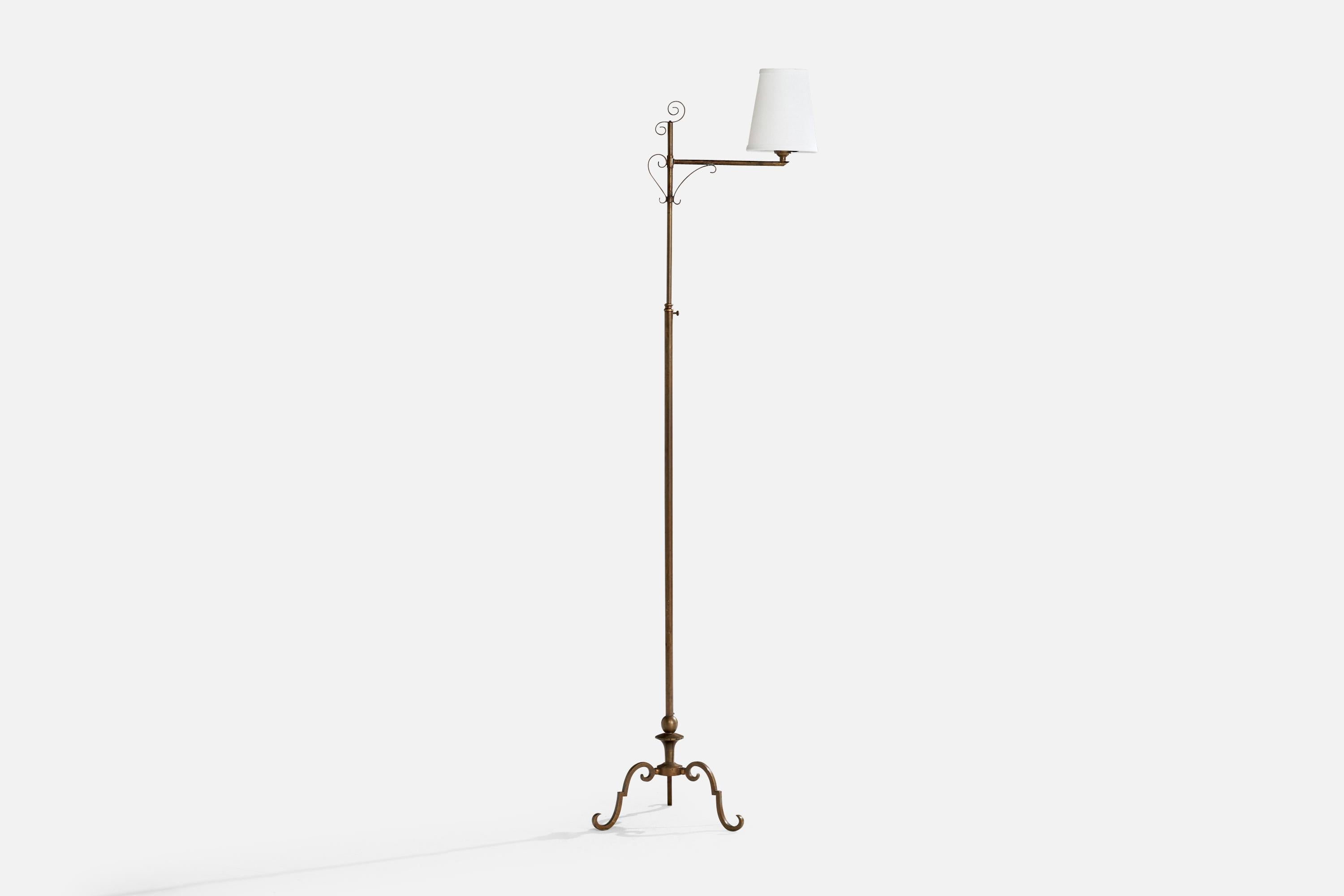 Lampadaire en laiton couleur bronze et tissu blanc, conçu et produit au Danemark, C.C. 1920.

Abat-jour en tissu neuf.

La lampe en laiton présente une oxydation modérée.

Dimensions de la lampe avec abat-jour (pouces) : 65.5