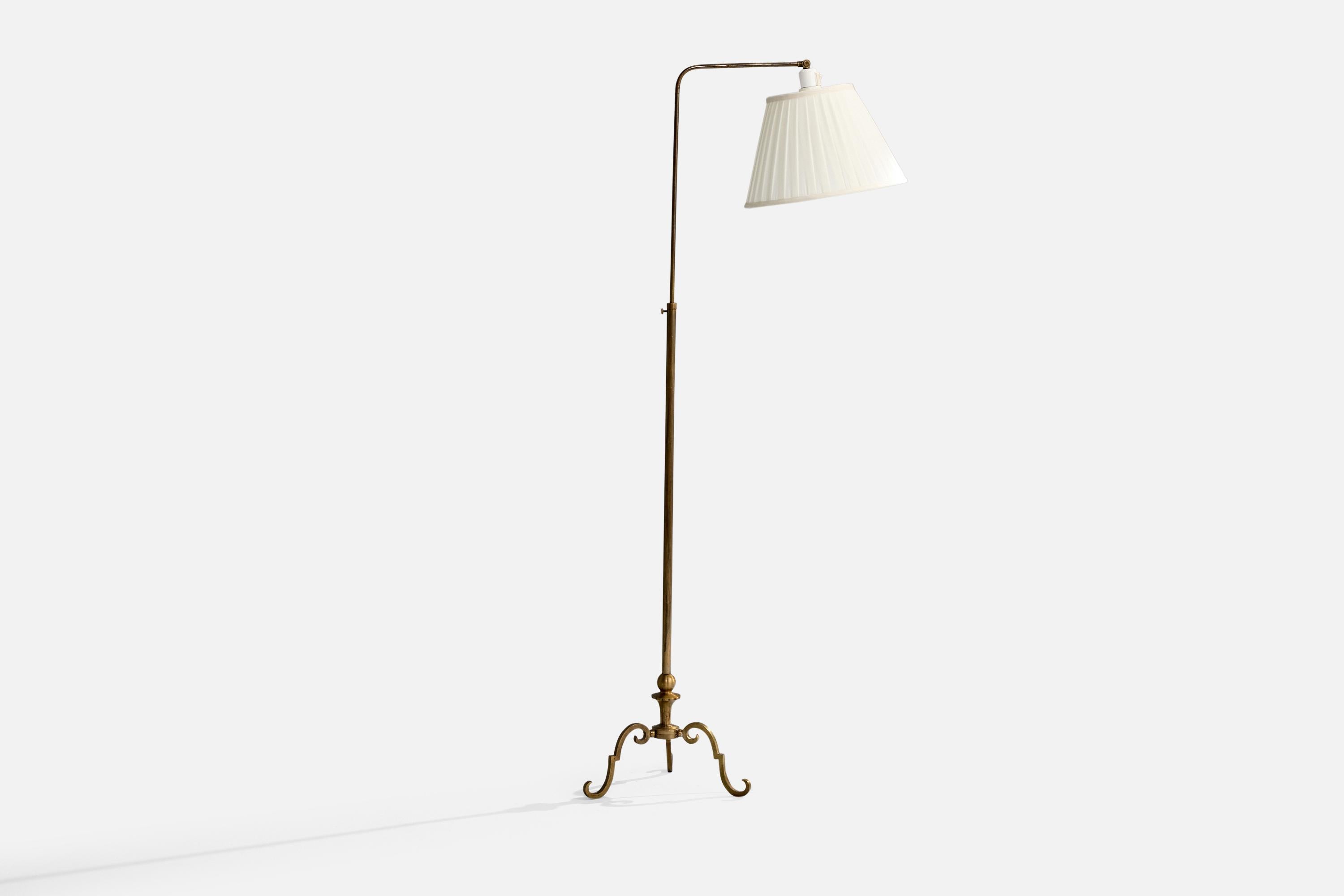Lampadaire réglable en laiton et tissu blanc cassé, probablement conçu et produit au Danemark, vers les années 1920.

Dimensions de la lampe avec abat-jour (pouces) : 59.5 
