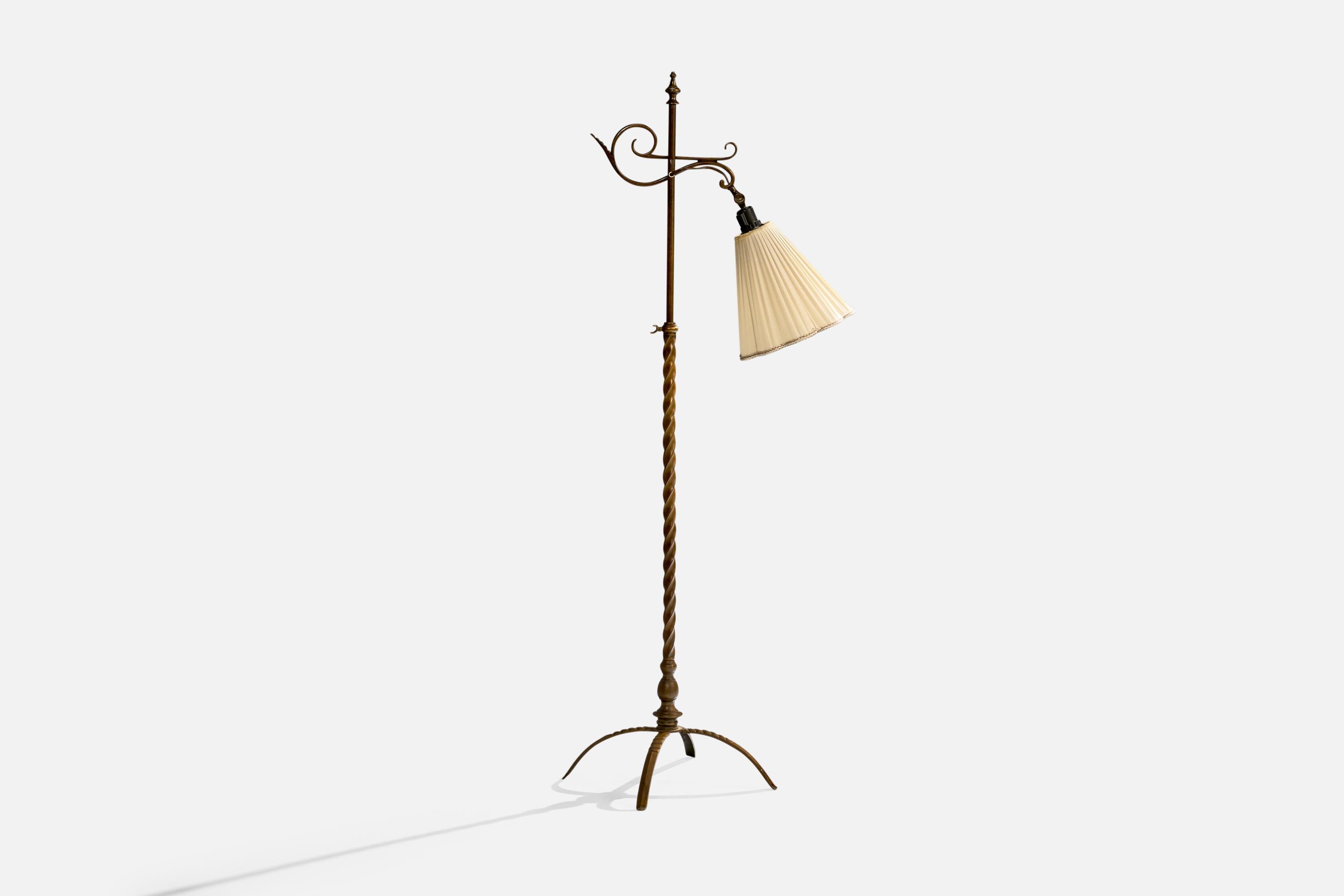 Una lampada da terra regolabile in ottone laccato bronzo e tessuto beige probabilmente disegnata e prodotta in Danimarca, negli anni '30 circa.

Dimensioni della lampada con paralume (pollici): 62