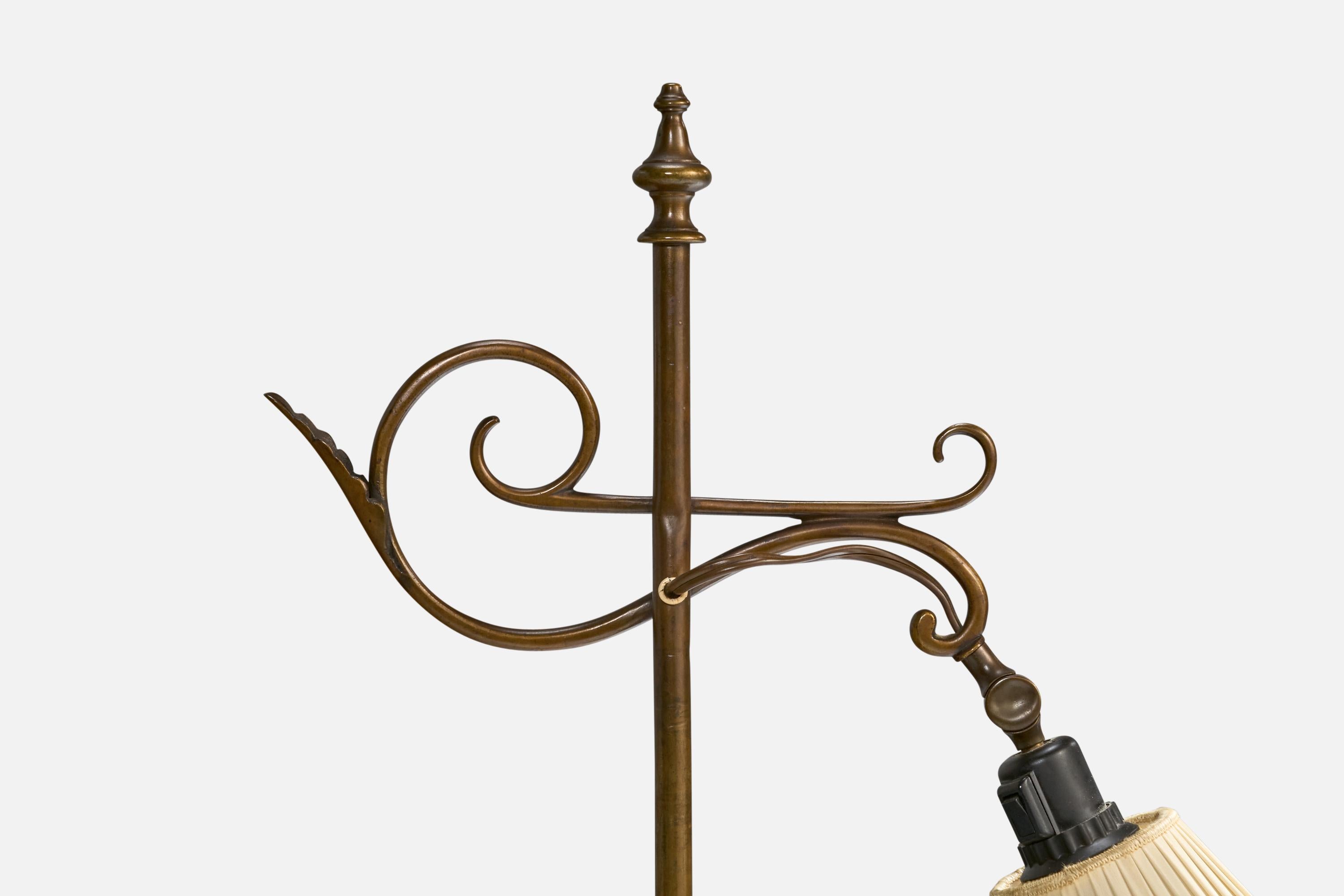 Metà XX secolo Lampada da terra di design danese, ottone, tessuto, Danimarca, anni '1930 in vendita