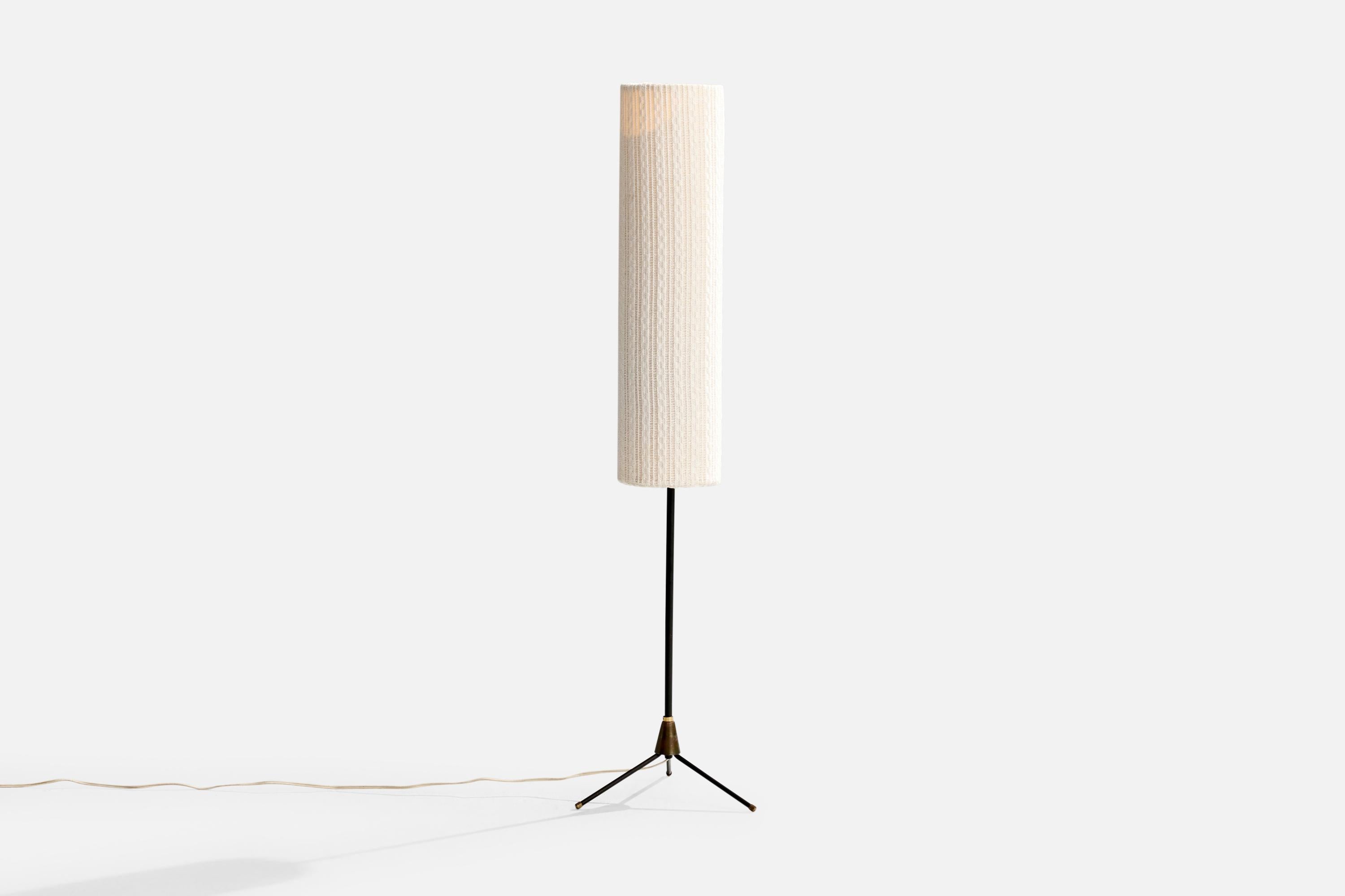 Kleine Stehlampe aus Messing, schwarz lackiertem Metall und gewebtem Stoff, entworfen und hergestellt in Dänemark, ca. 1960er Jahre.

Gesamtabmessungen (Zoll): 43,5 