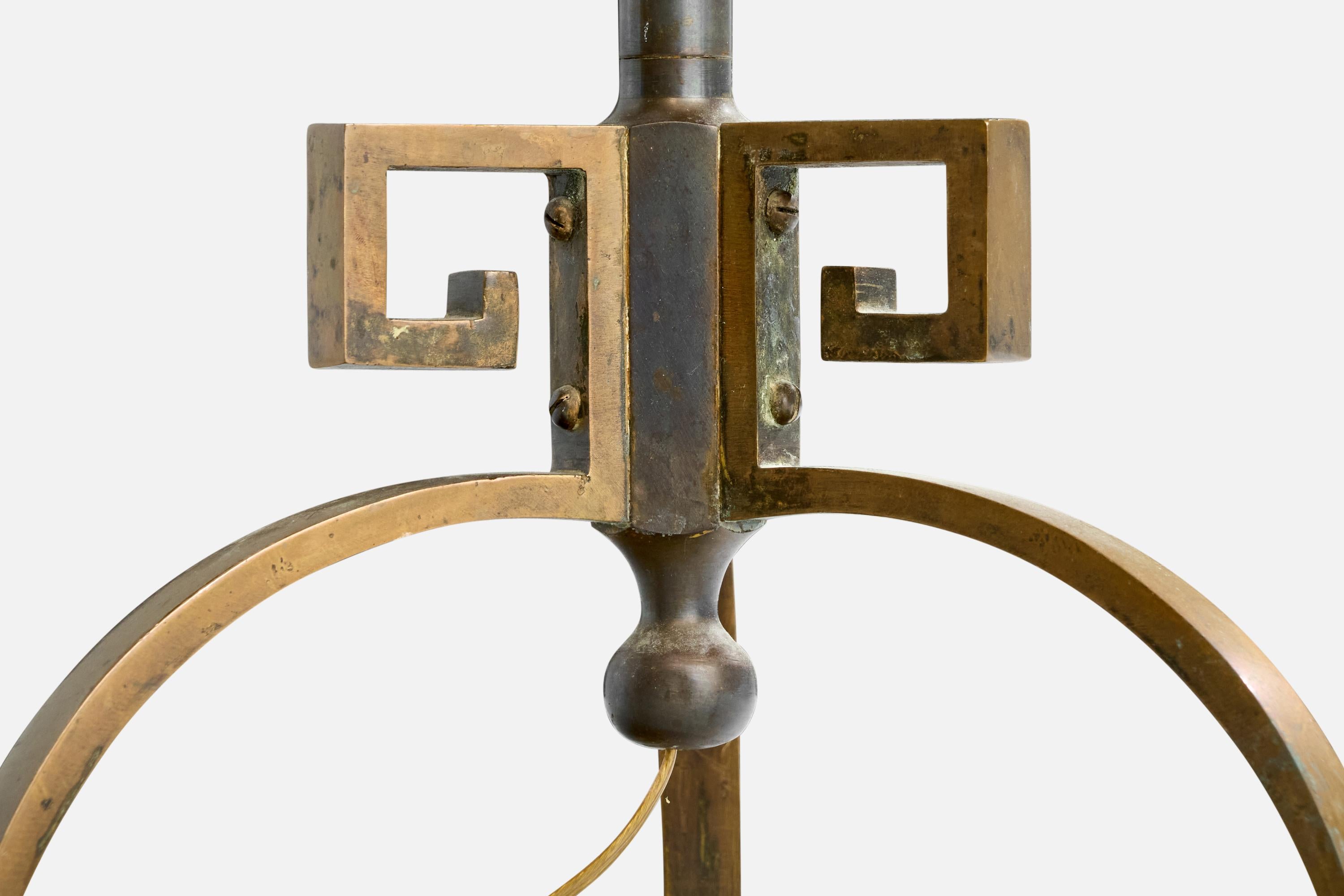 Lampadaire réglable en laiton, métal laqué noir et papier blanc, conçu et produit au Danemark, vers les années 1930.

Dimensions de la lampe avec abat-jour (pouces) : 52.25
