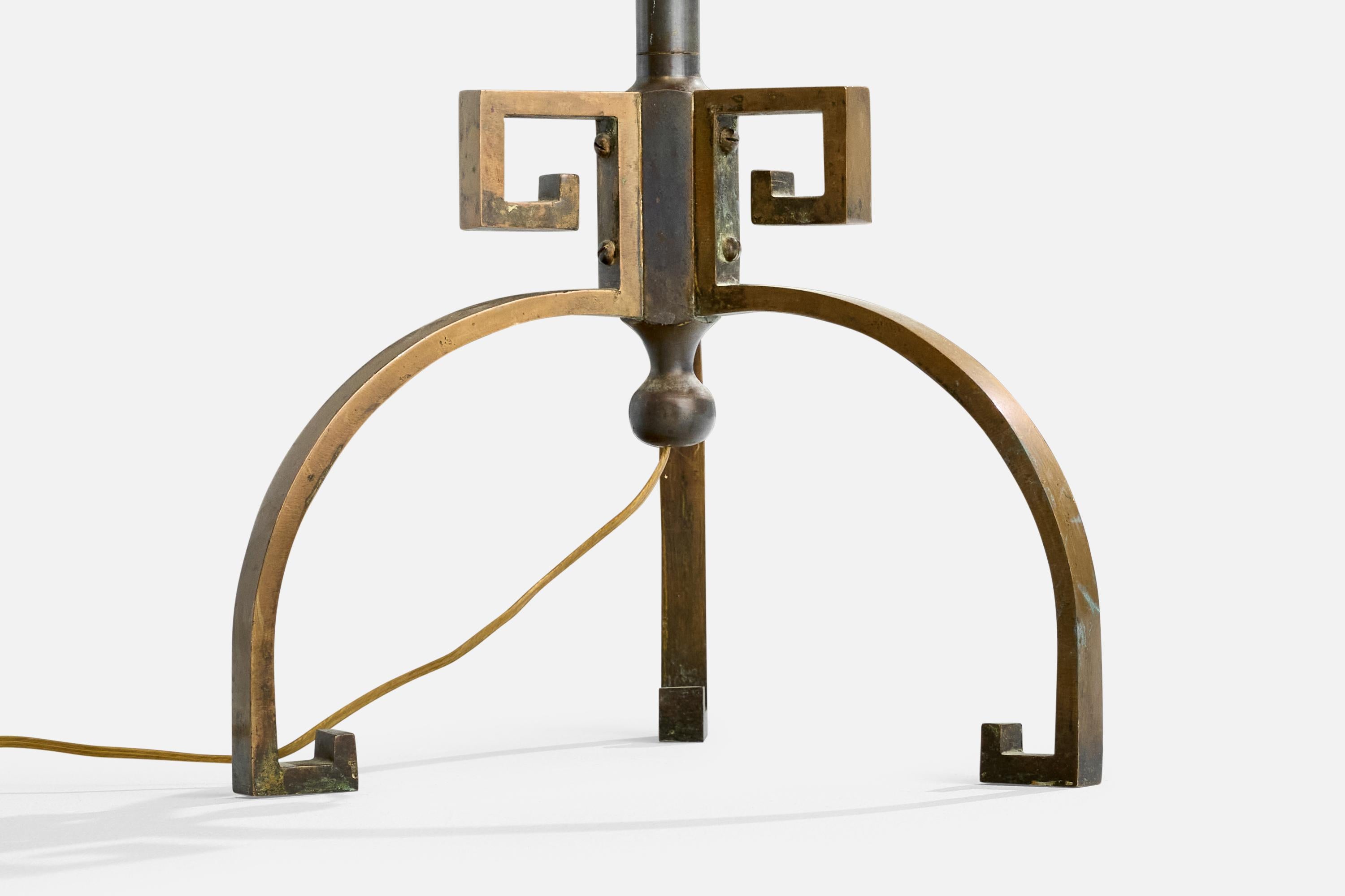 Designer danois, lampadaire, laiton, métal, papier, Danemark, années 1930 Bon état - En vente à High Point, NC