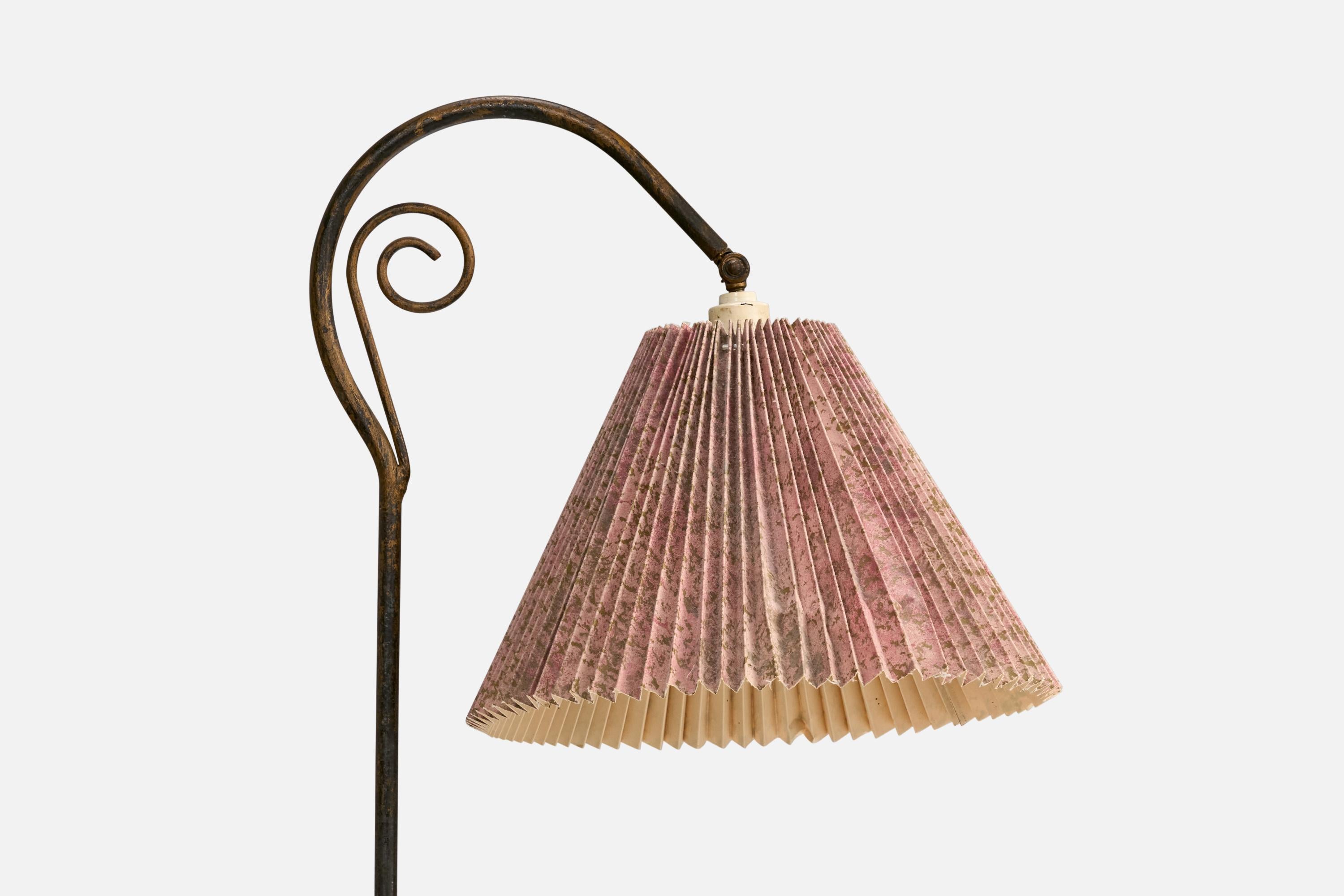 Danois Designer danois, lampadaire, laiton, papier, Danemark, années 1930 en vente