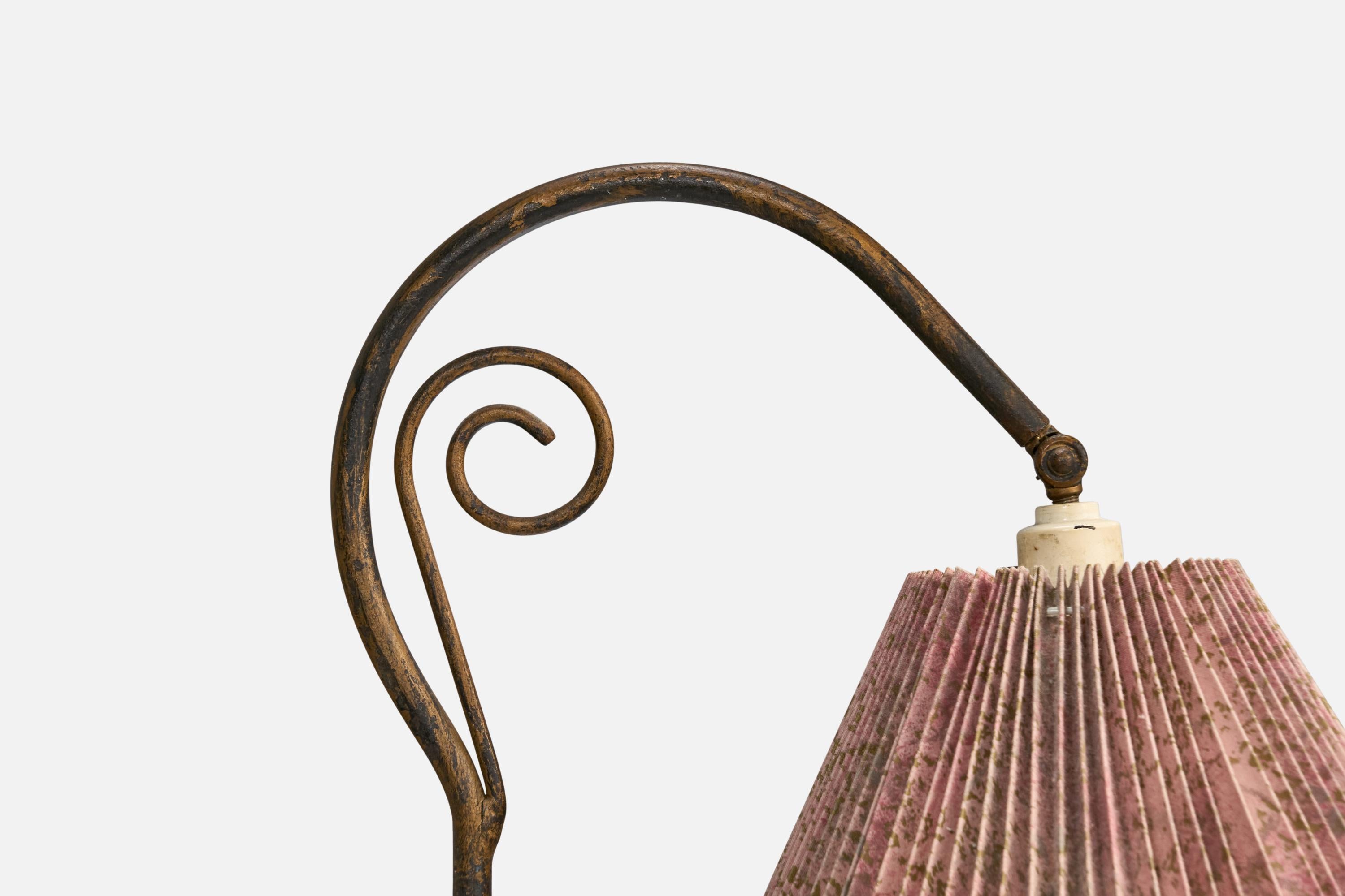 Designer danois, lampadaire, laiton, papier, Danemark, années 1930 Bon état - En vente à High Point, NC