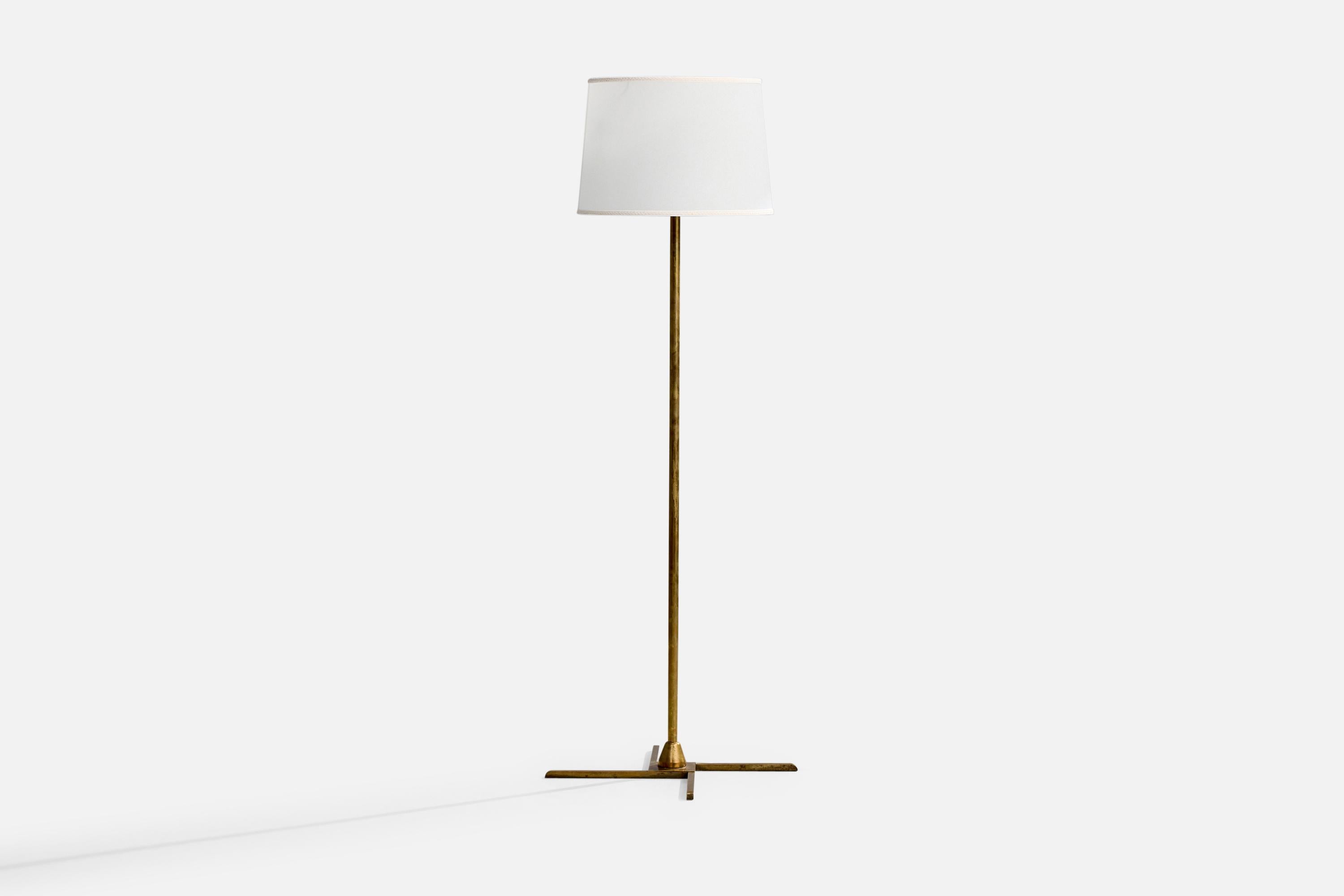 Lampadaire en laiton et papier parcheminé blanc, probablement conçu et produit au Danemark, C.C.

Dimensions de la lampe avec abat-jour (pouces) : 57.75 