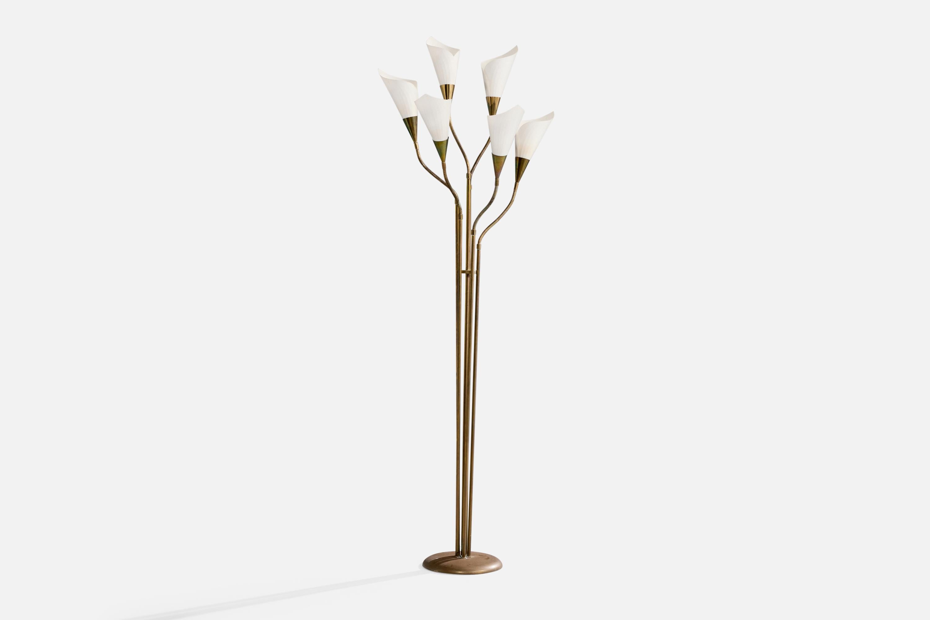 Lámpara de pie regulable de latón y plástico blanco, diseñada y fabricada en Dinamarca, c. 1950.

Dimensiones de la lámpara con pantalla (pulgadas): 72,5 