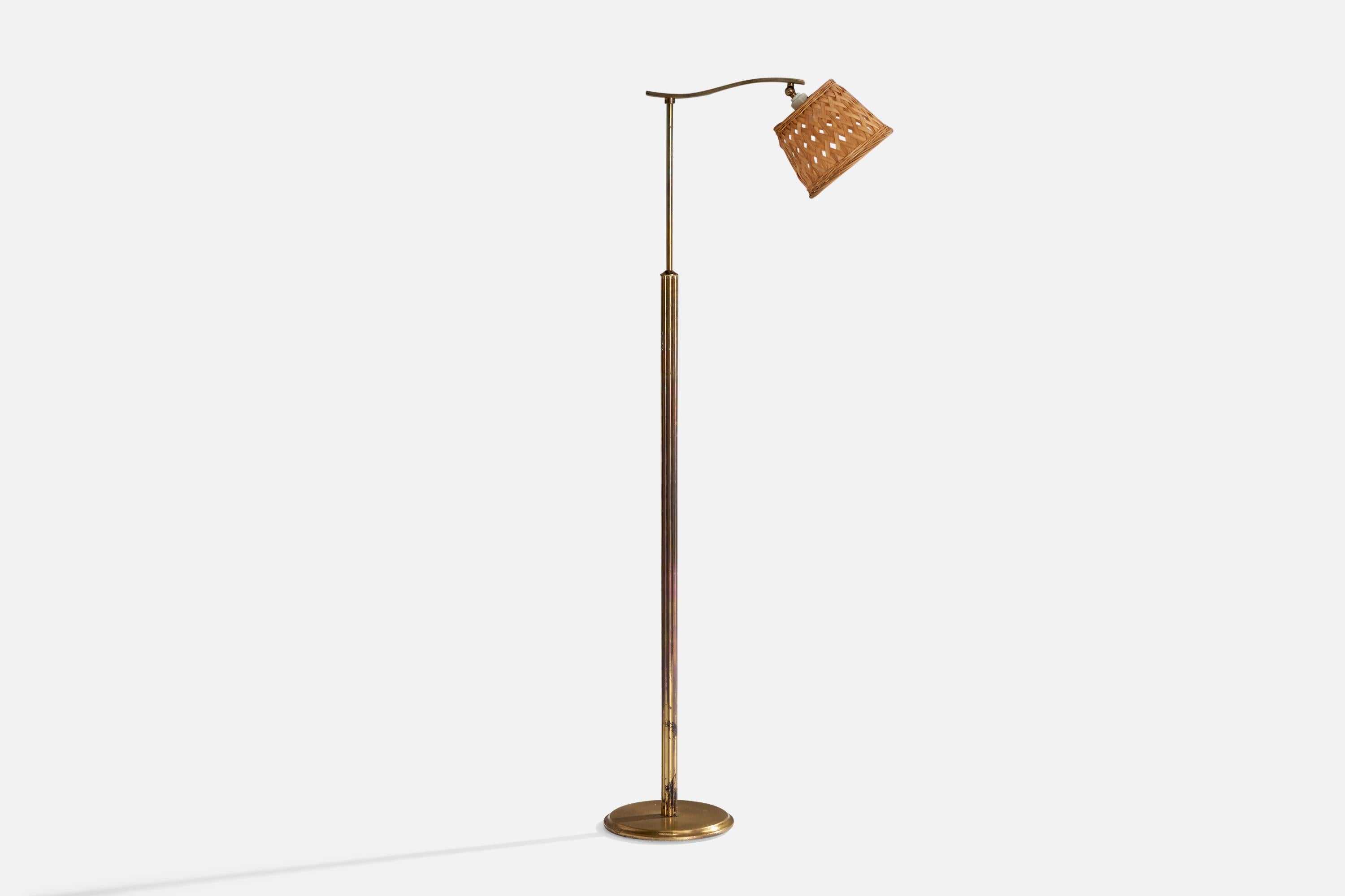 Verstellbare Stehlampe aus Messing und Rattan, entworfen und hergestellt in Dänemark, ca. 1930er Jahre.

Rattan-Lampenschirm im Vintage-Sortiment.

Abmessungen der Lampe mit Schirm (Zoll): 58