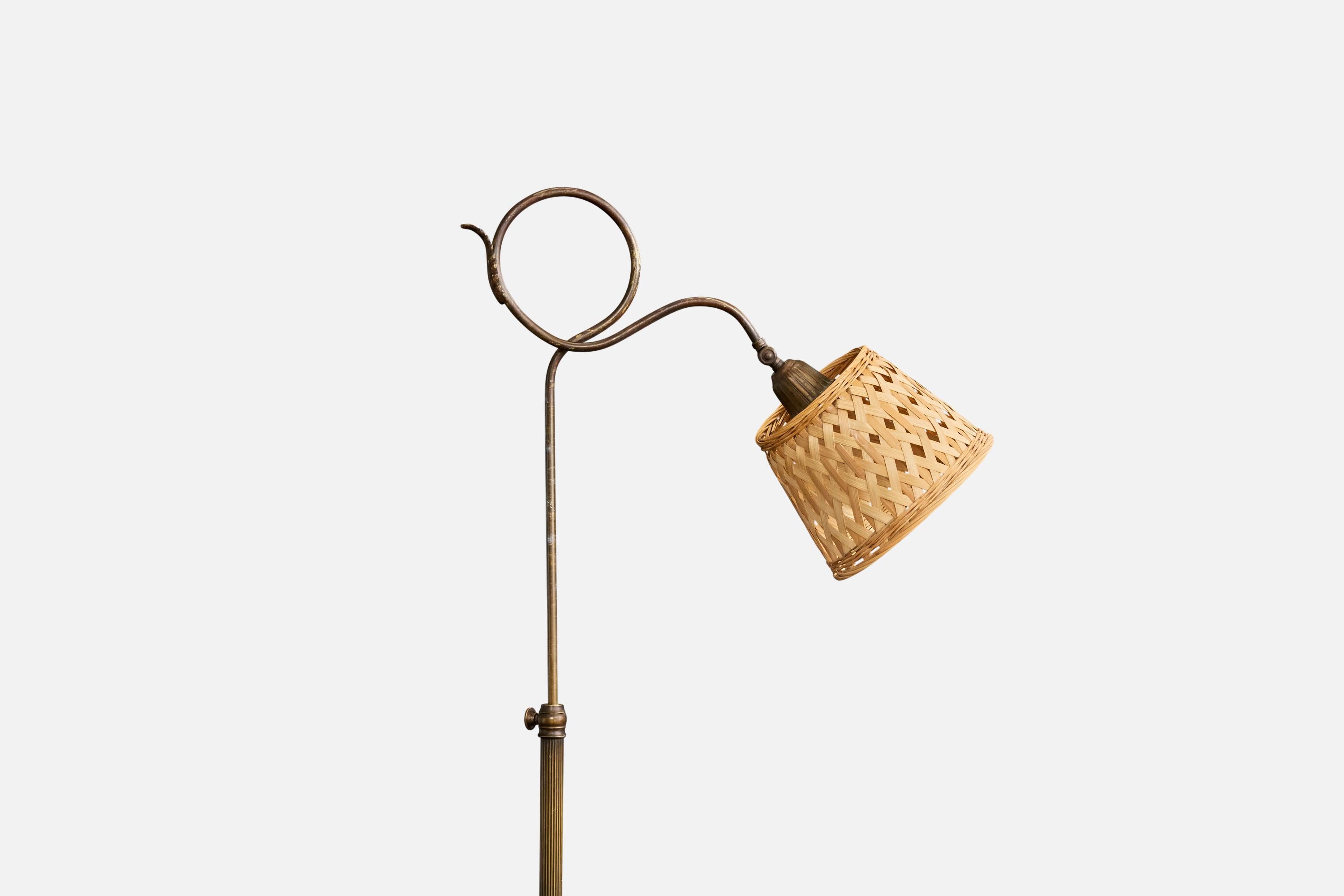 Diseñador danés, lámpara de pie, latón, ratán, Dinamarca, años 1930 Moderno de mediados de siglo en venta