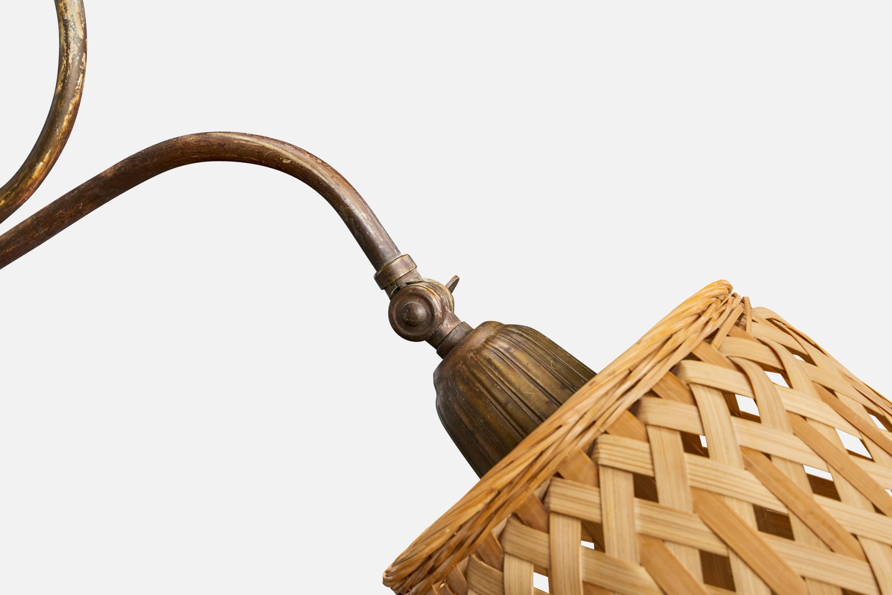 Diseñador danés, lámpara de pie, latón, ratán, Dinamarca, años 1930 en Bueno estado para la venta en High Point, NC