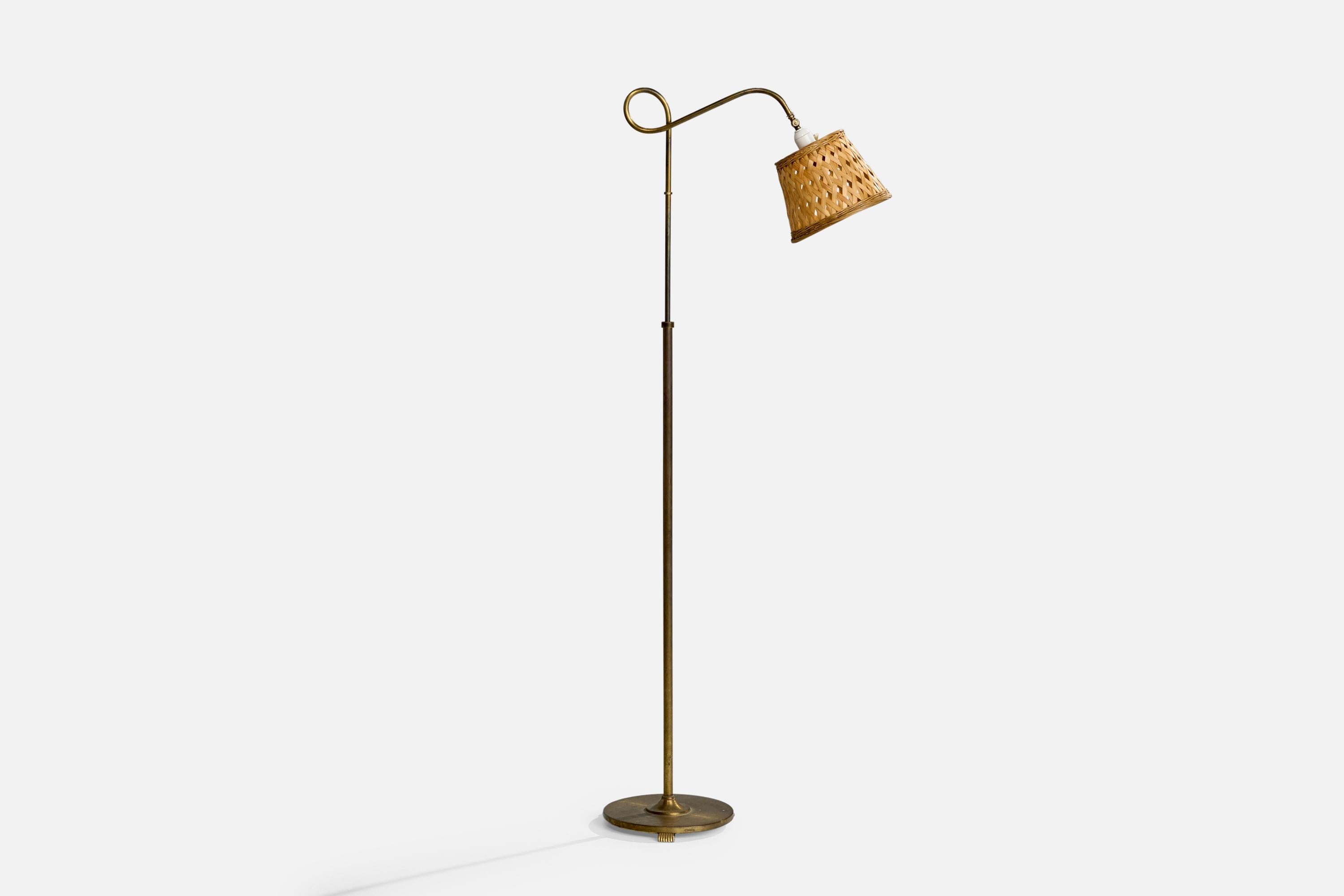 Lampadaire en laiton et rotin conçu et produit au Danemark, c. 1940.

La base en laiton présente une forte oxydation.

Dimensions de la lampe avec abat-jour (pouces) : 55.75