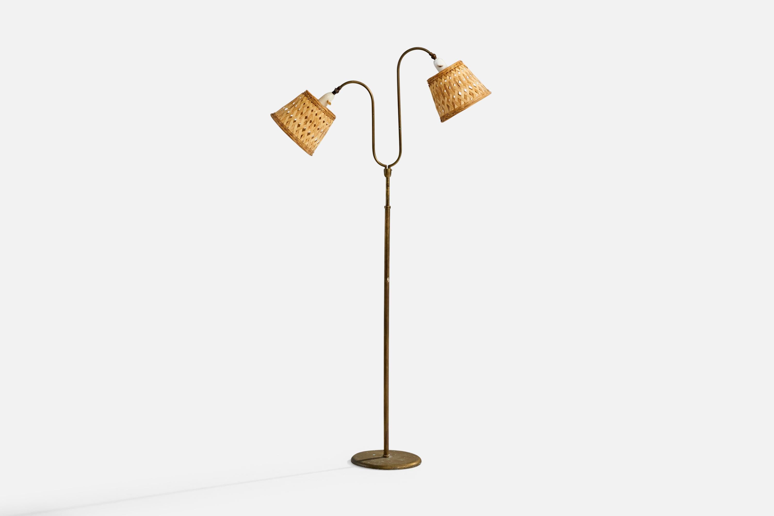 Lampadaire réglable en laiton et rotin, conçu et produit au Danemark, c. 1940.

Le laiton présente une forte oxydation. 

Remplacement des abat-jour.

Usure correspondant à l'âge et à l'usage.

La hauteur et les abat-jour sont réglables ; mesurés