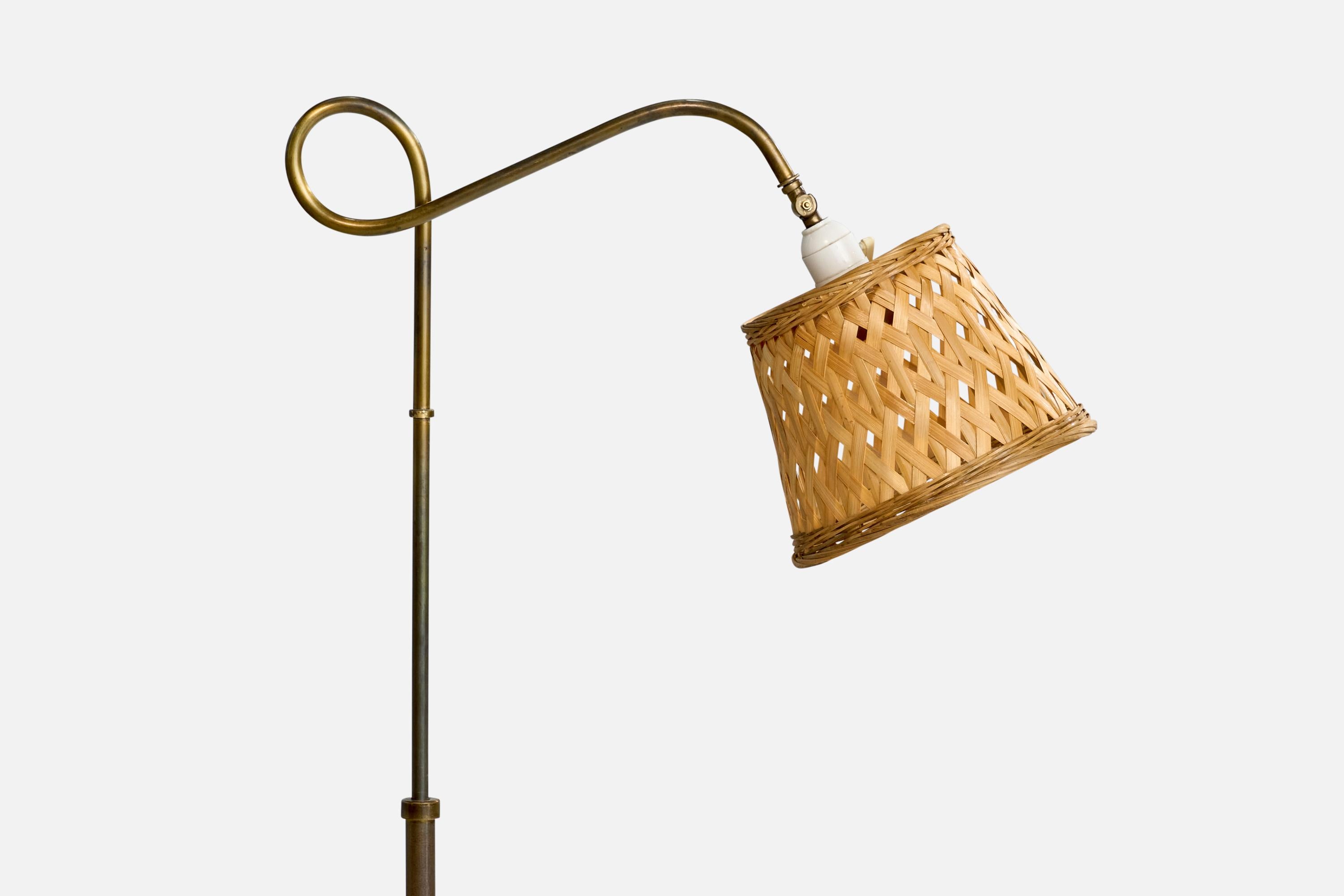 Danois Designer danois, lampadaire, laiton, rotin, Danemark, années 1940 en vente