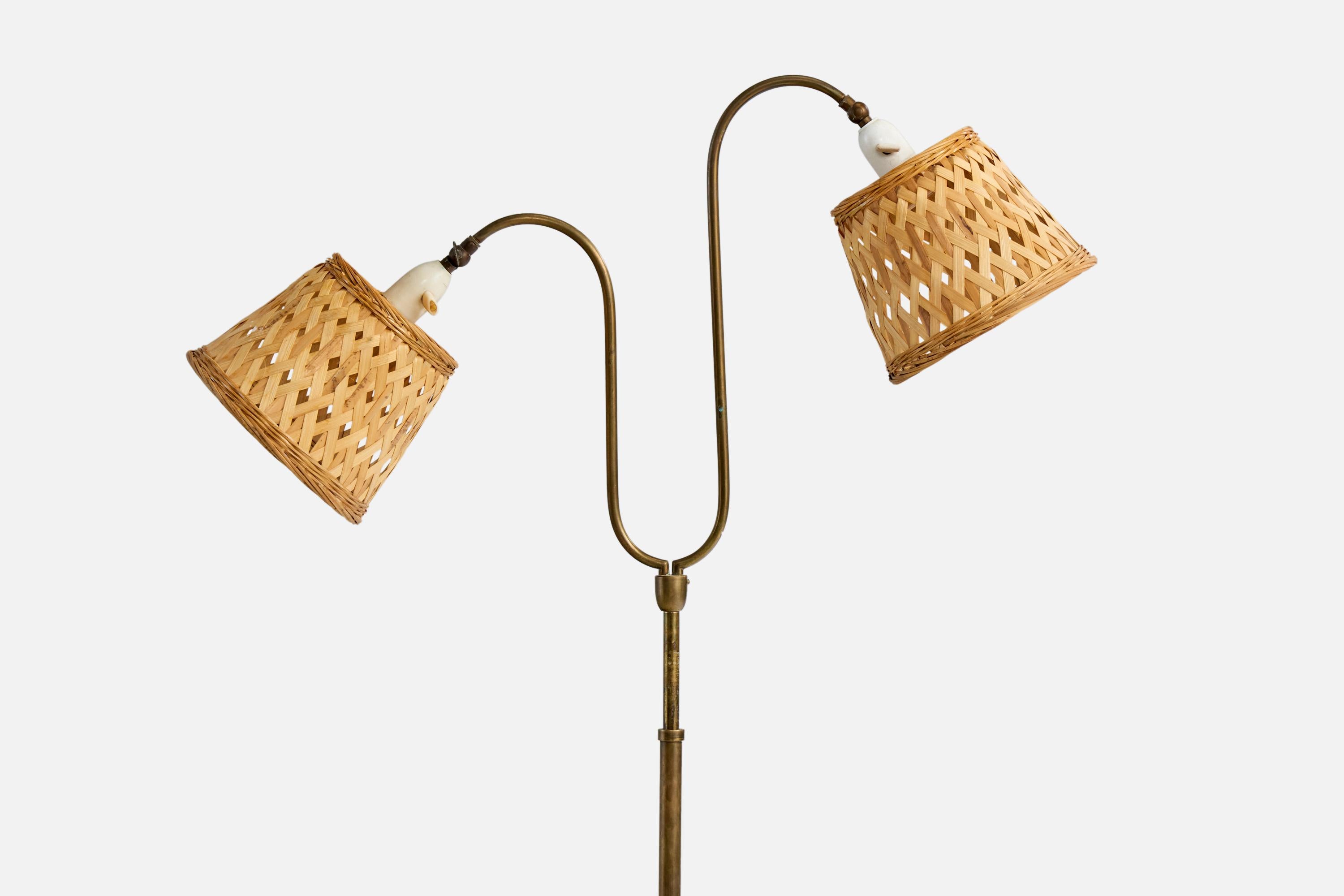 Scandinave moderne Designer danois, lampadaire, laiton, rotin, Danemark, années 1940 en vente