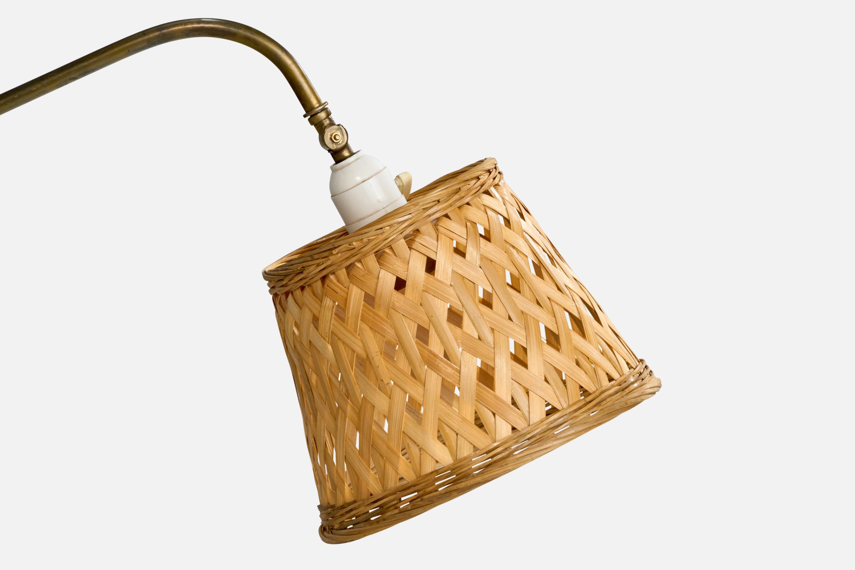 Designer danois, lampadaire, laiton, rotin, Danemark, années 1940 Bon état - En vente à High Point, NC