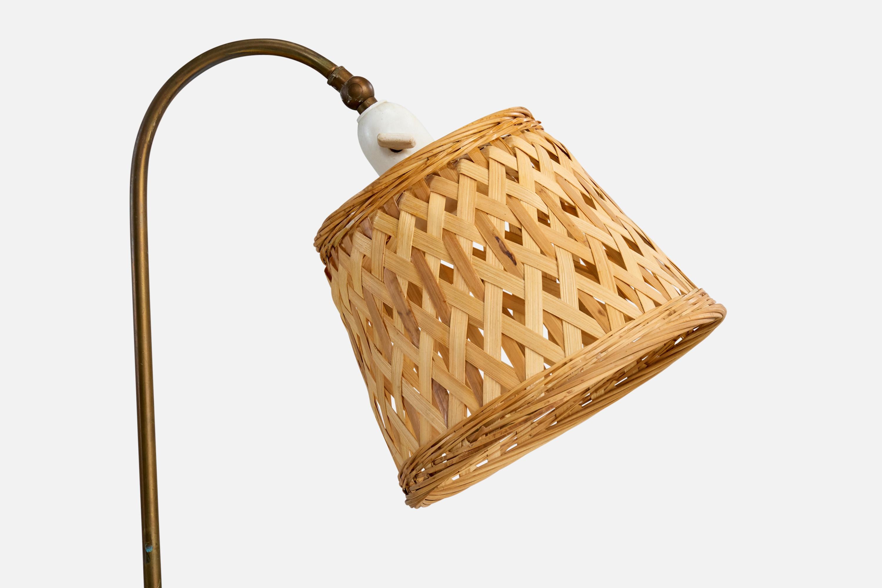 Danois Designer danois, lampadaire, laiton, rotin, Danemark, années 1940 en vente