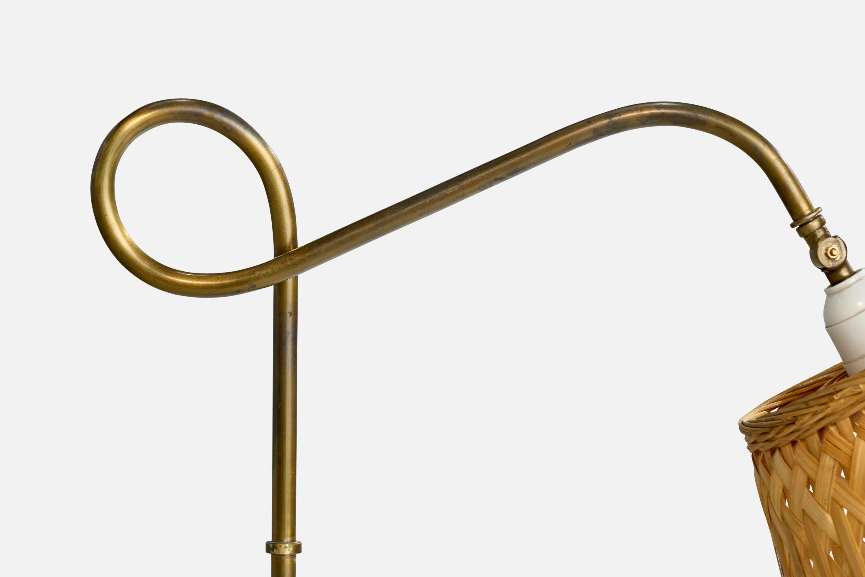 Milieu du XXe siècle Designer danois, lampadaire, laiton, rotin, Danemark, années 1940 en vente