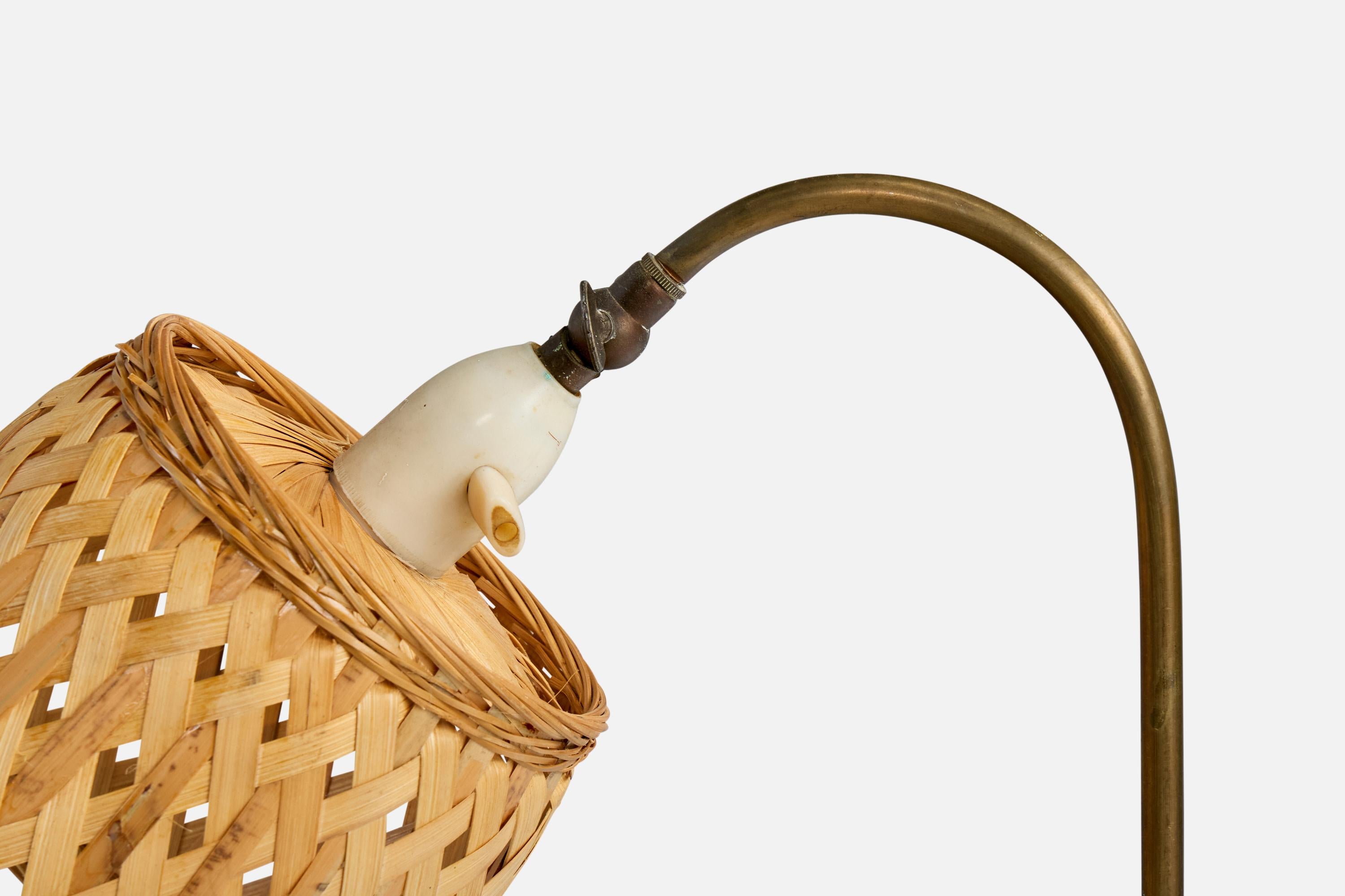 Designer danois, lampadaire, laiton, rotin, Danemark, années 1940 Bon état - En vente à High Point, NC