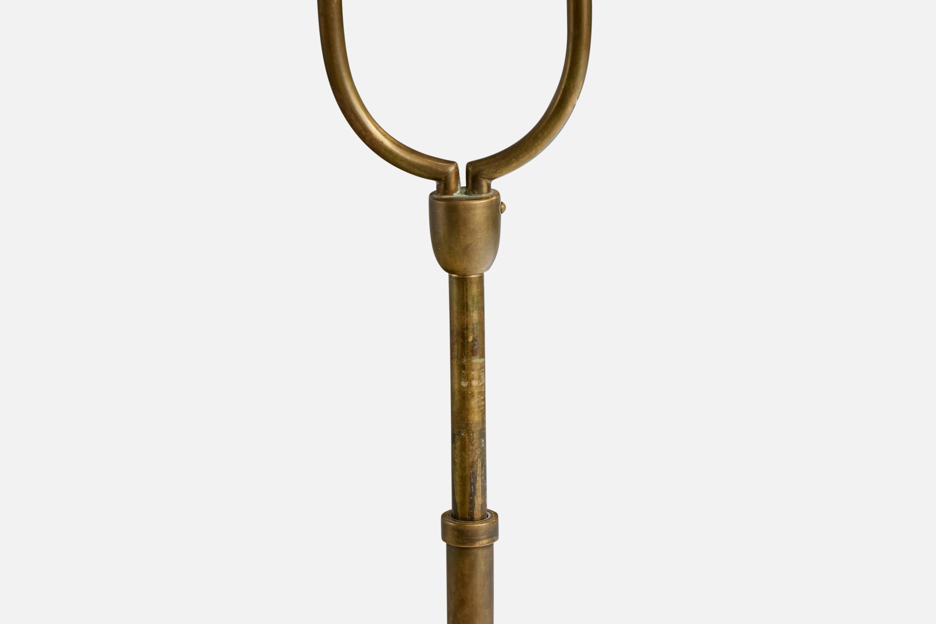 Milieu du XXe siècle Designer danois, lampadaire, laiton, rotin, Danemark, années 1940 en vente