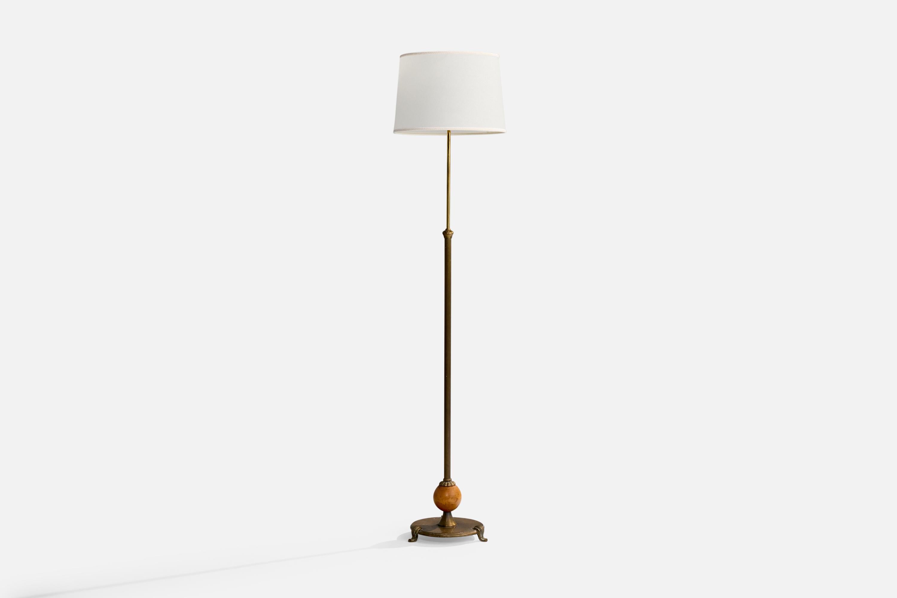 Lampadaire réglable en laiton, bois et papier parcheminé blanc, conçu et produit au Danemark, C.C. 1920.

Abat-jour neuf.

Dimensions de la lampe avec abat-jour (pouces) : 70.25 