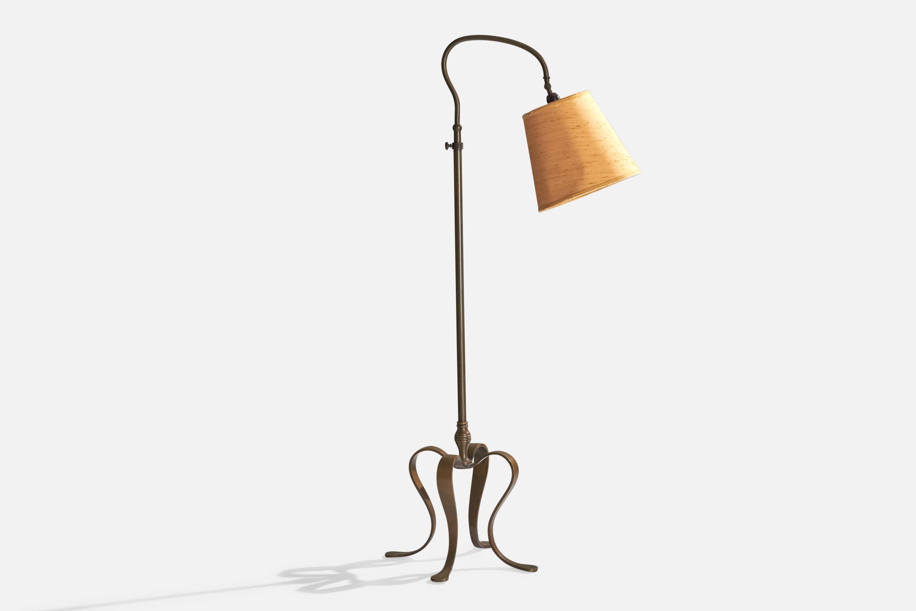 Una lampada da terra regolabile in bronzo e tessuto giallo progettata e prodotta in Danimarca, intorno agli anni Venti. 

Dimensioni della lampada (pollici): 60,5