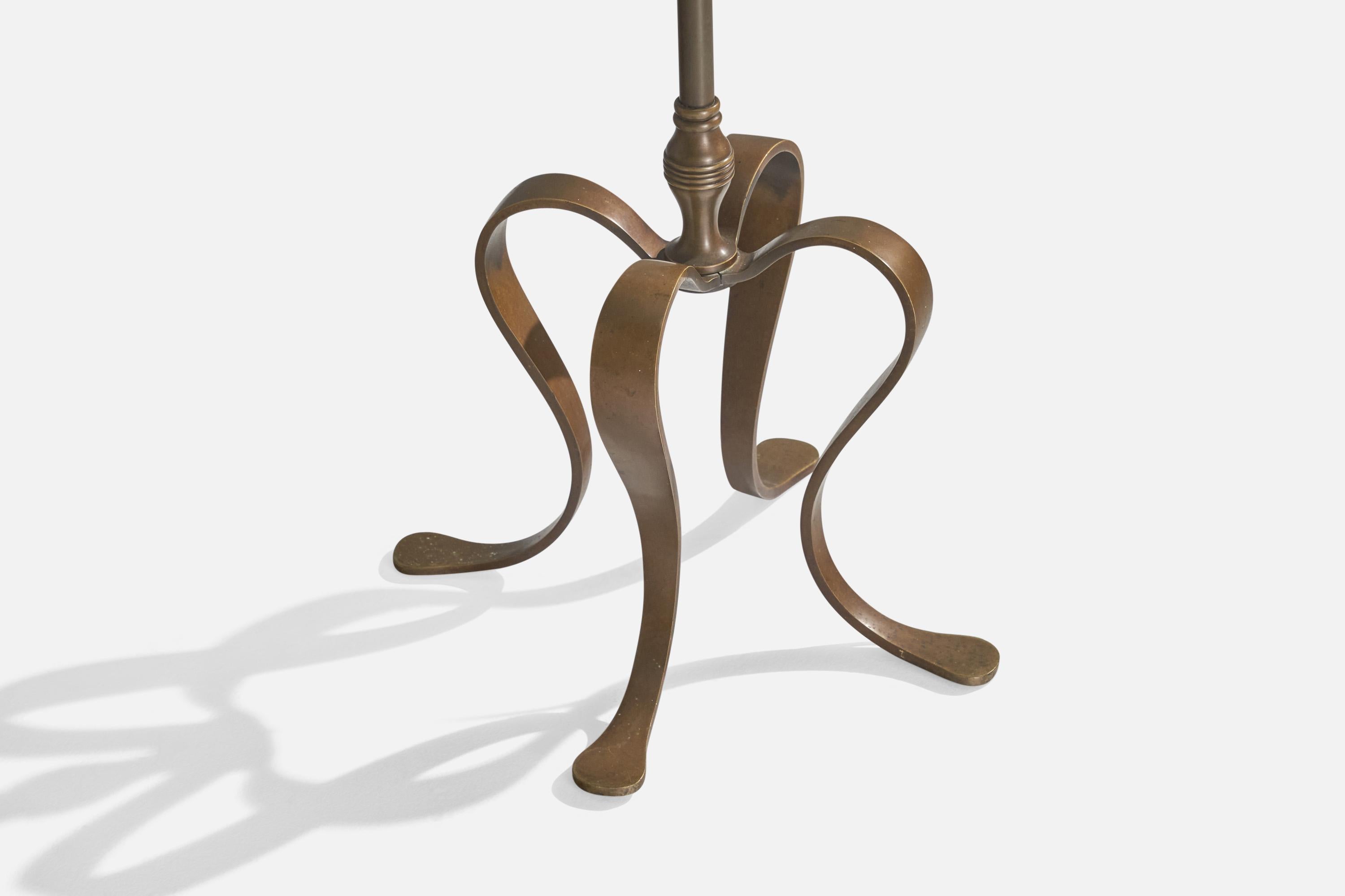 Inizio XX secolo Designer danese, lampada da terra, bronzo, tessuto, Danimarca, anni '20 in vendita
