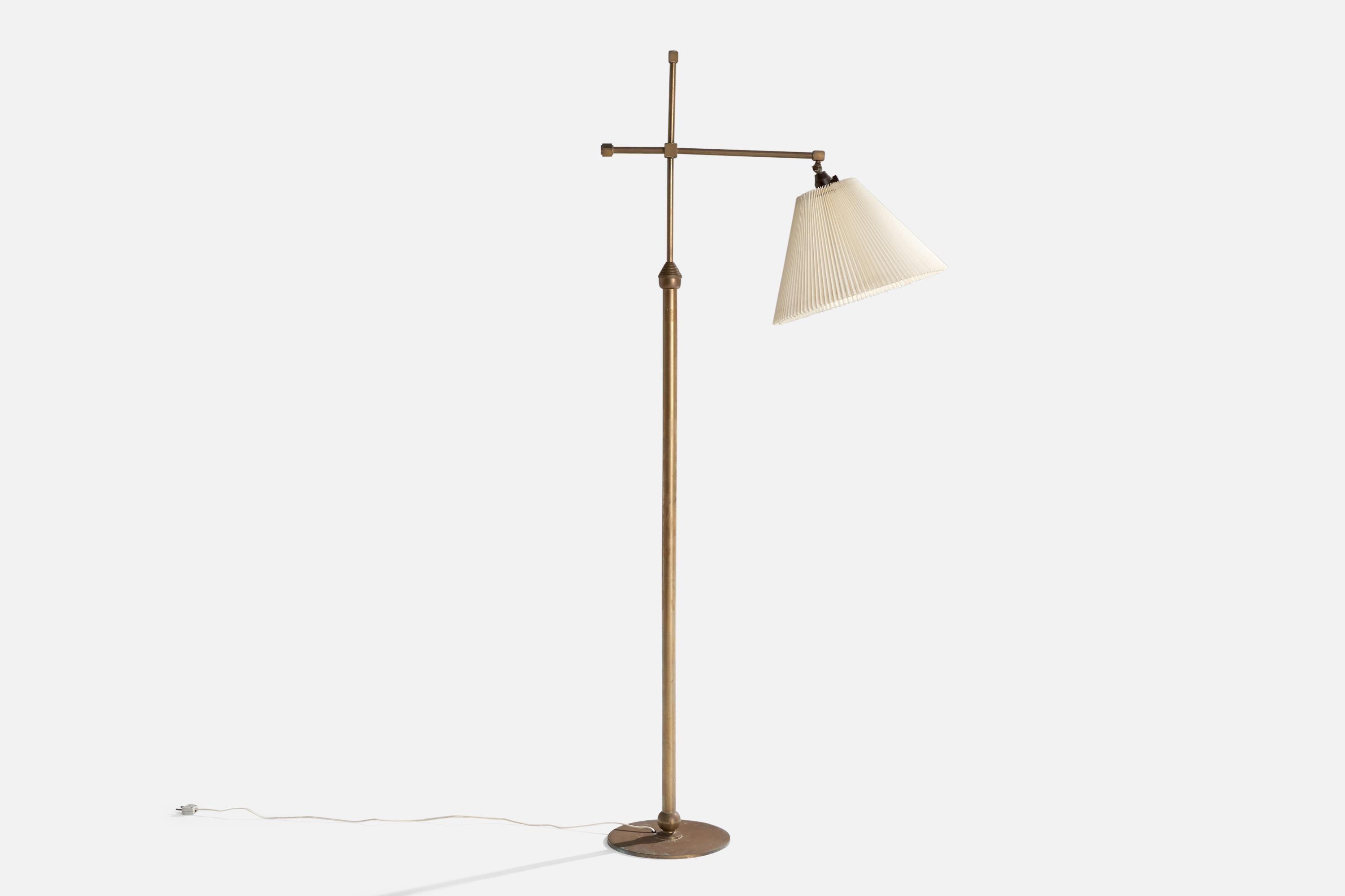 Lampadaire en bronze et en papier conçu et produit au Danemark, C.C.

Dimensions de la lampe avec abat-jour (pouces) : 61.75