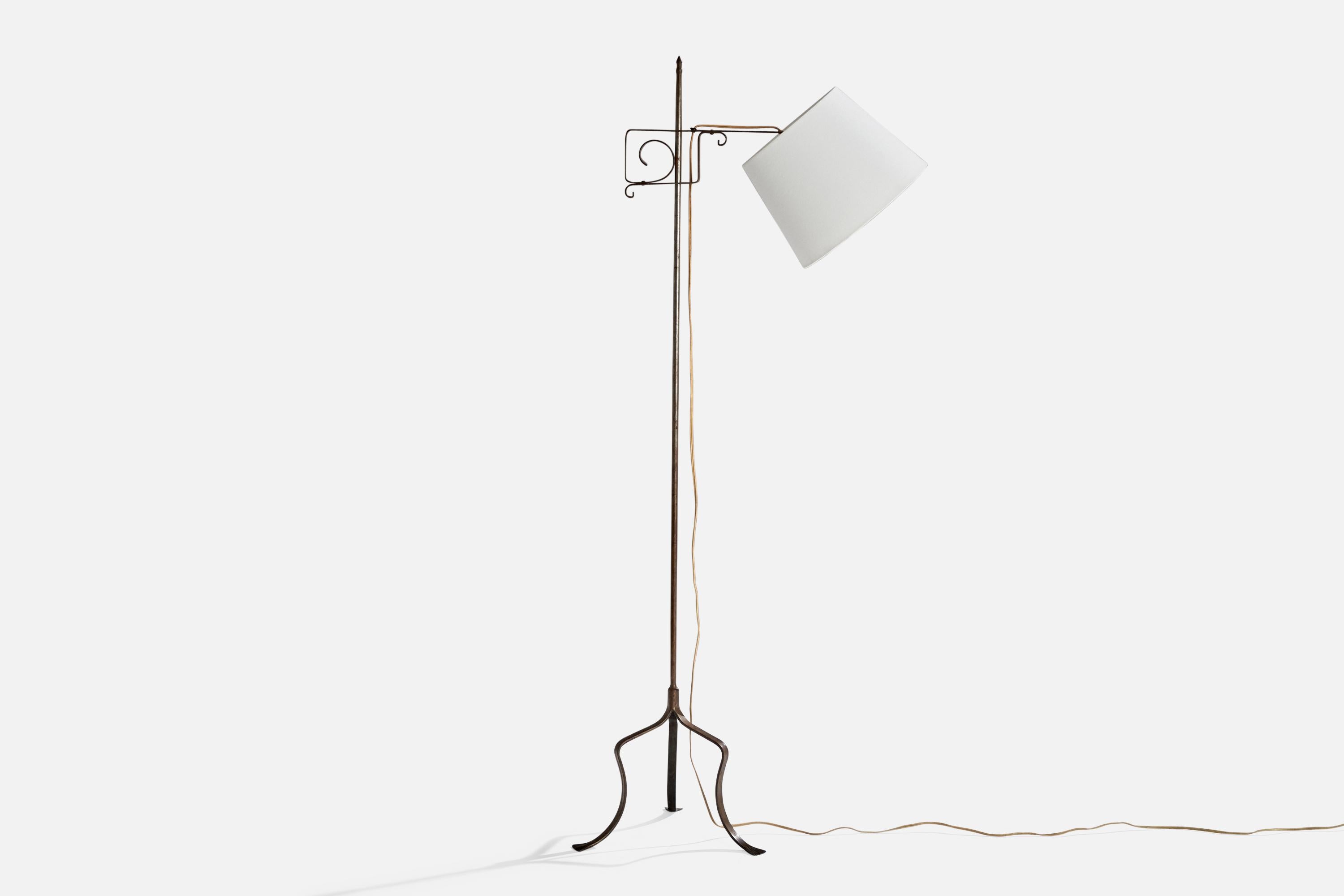 Lampadaire en fer peint en bronze et en tissu blanc, conçu et produit au Danemark, C.C.

*certaines décolorations au niveau de la teinte et sur l'ensemble du métal

Dimensions de la lampe avec abat-jour (pouces) : 60.25