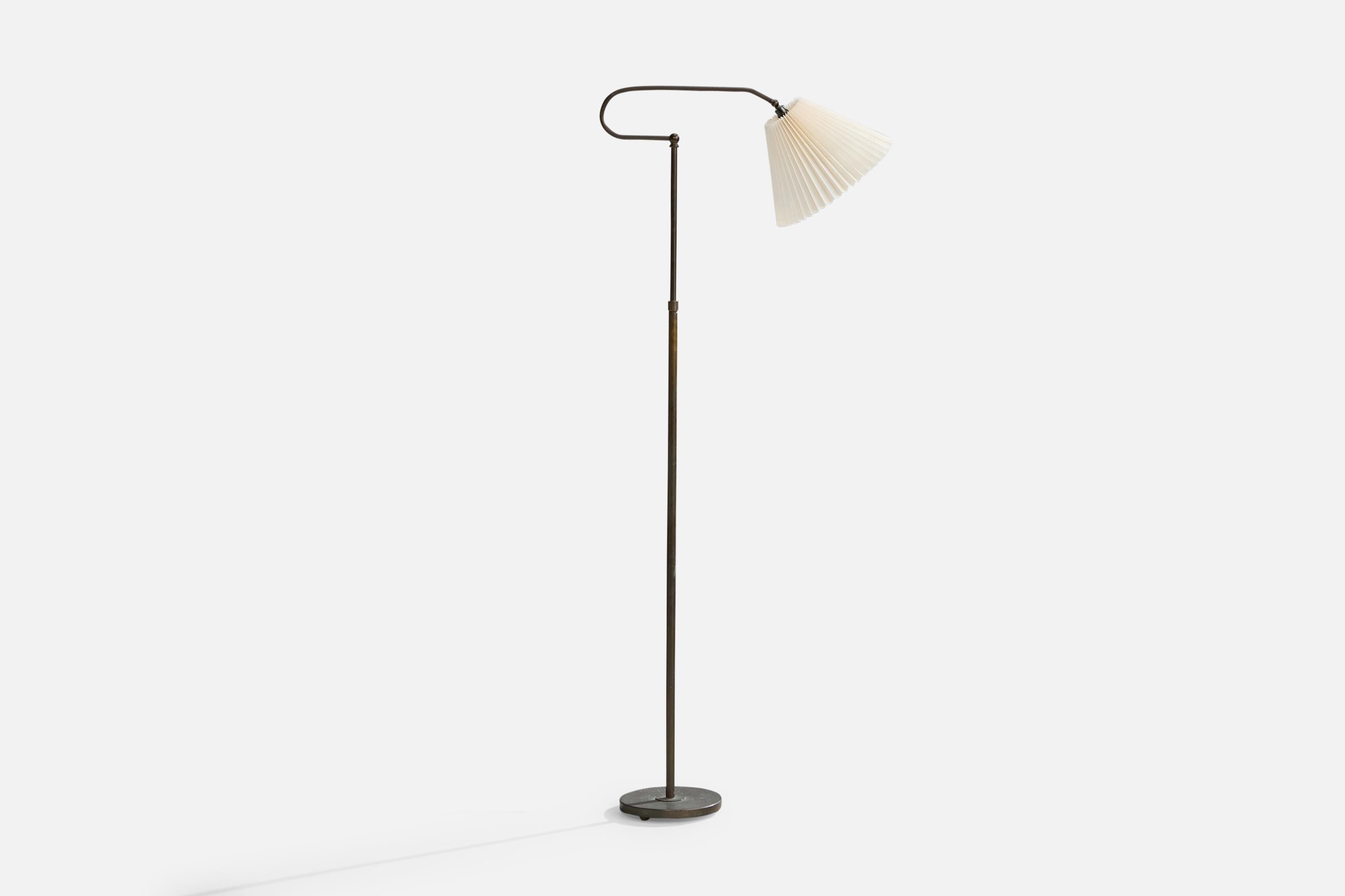 Lampada da terra in metallo e carta bianca progettata e prodotta in Danimarca, anni '40 circa.

Ossidazione presente.

Dimensioni della lampada con paralume (pollici): 59,25