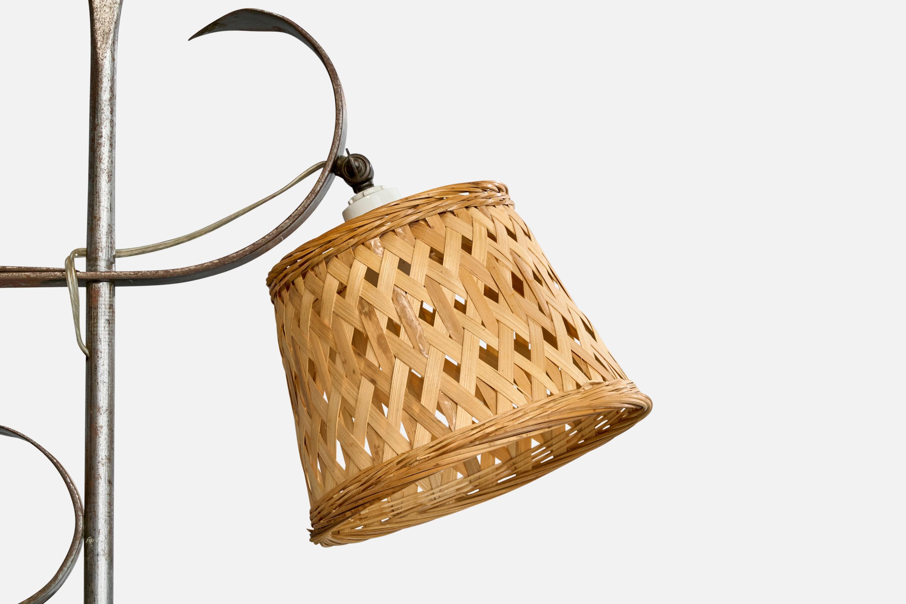 Designer danois, lampadaire, métal, rotin, Danemark, années 1930 État moyen - En vente à High Point, NC