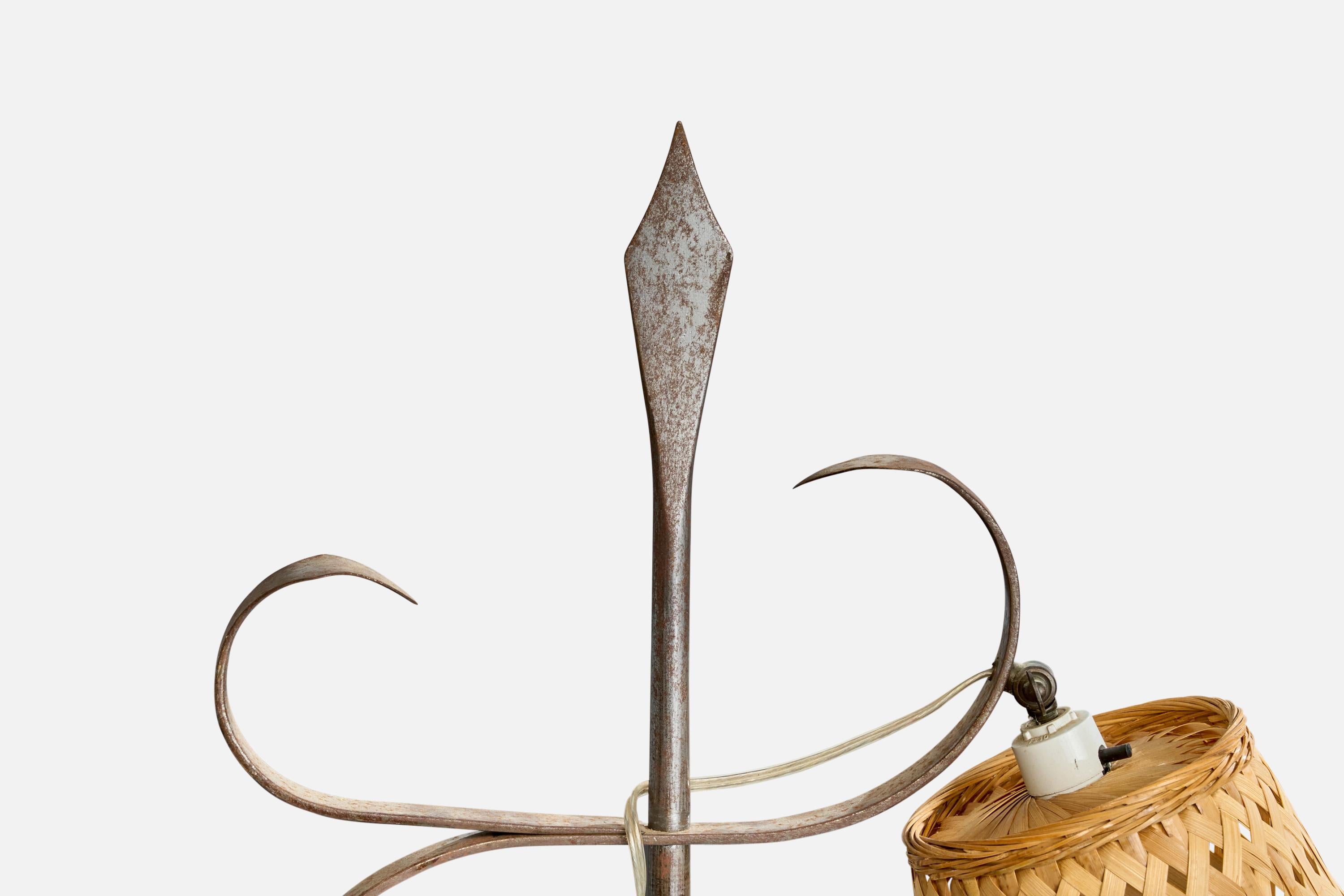 Milieu du XXe siècle Designer danois, lampadaire, métal, rotin, Danemark, années 1930 en vente